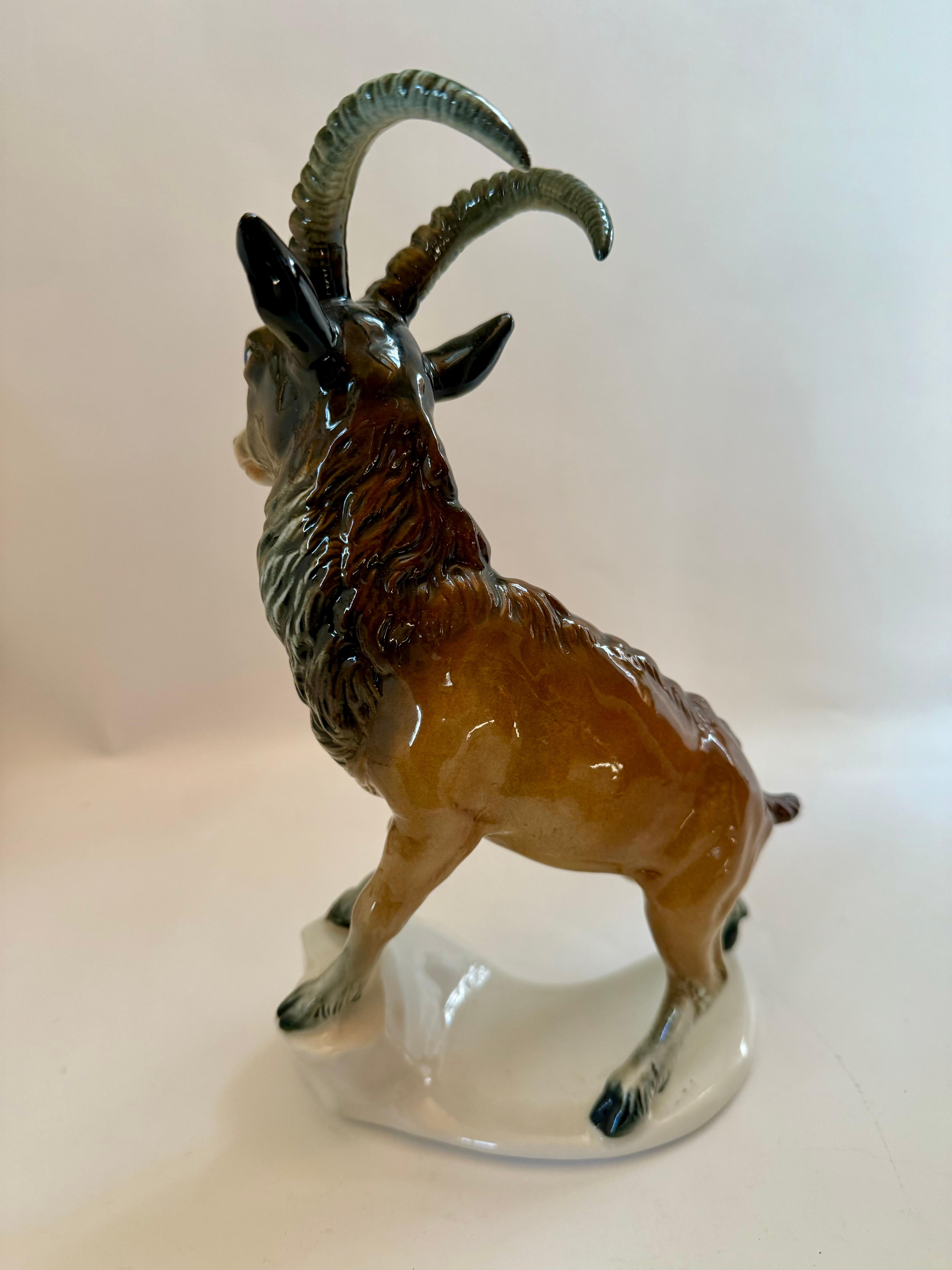 20ième siècle Rare figure d'Ibex en porcelaine de Karl Ens  début du 20e siècle en vente