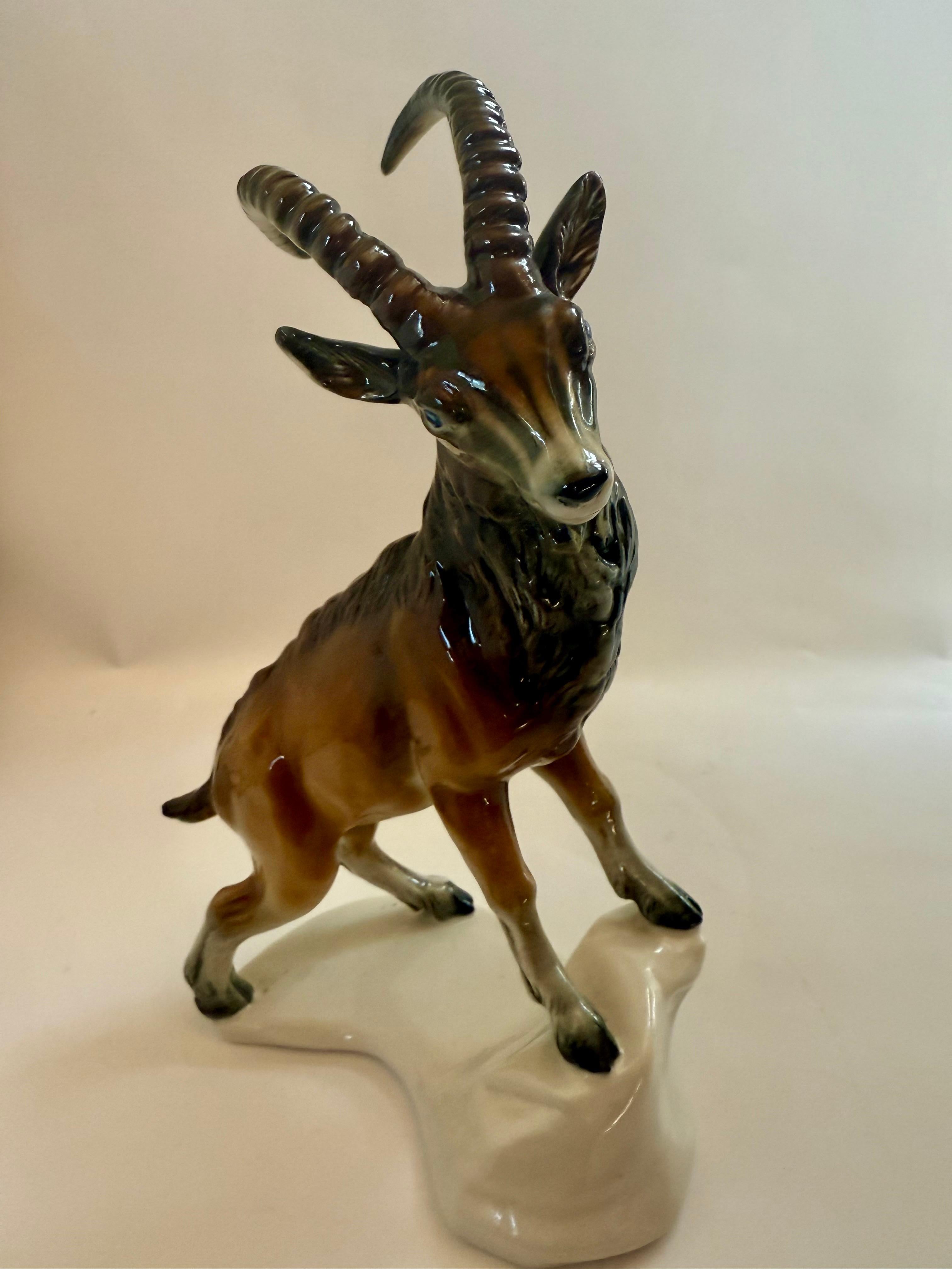 Porcelaine Rare figure d'Ibex en porcelaine de Karl Ens  début du 20e siècle en vente