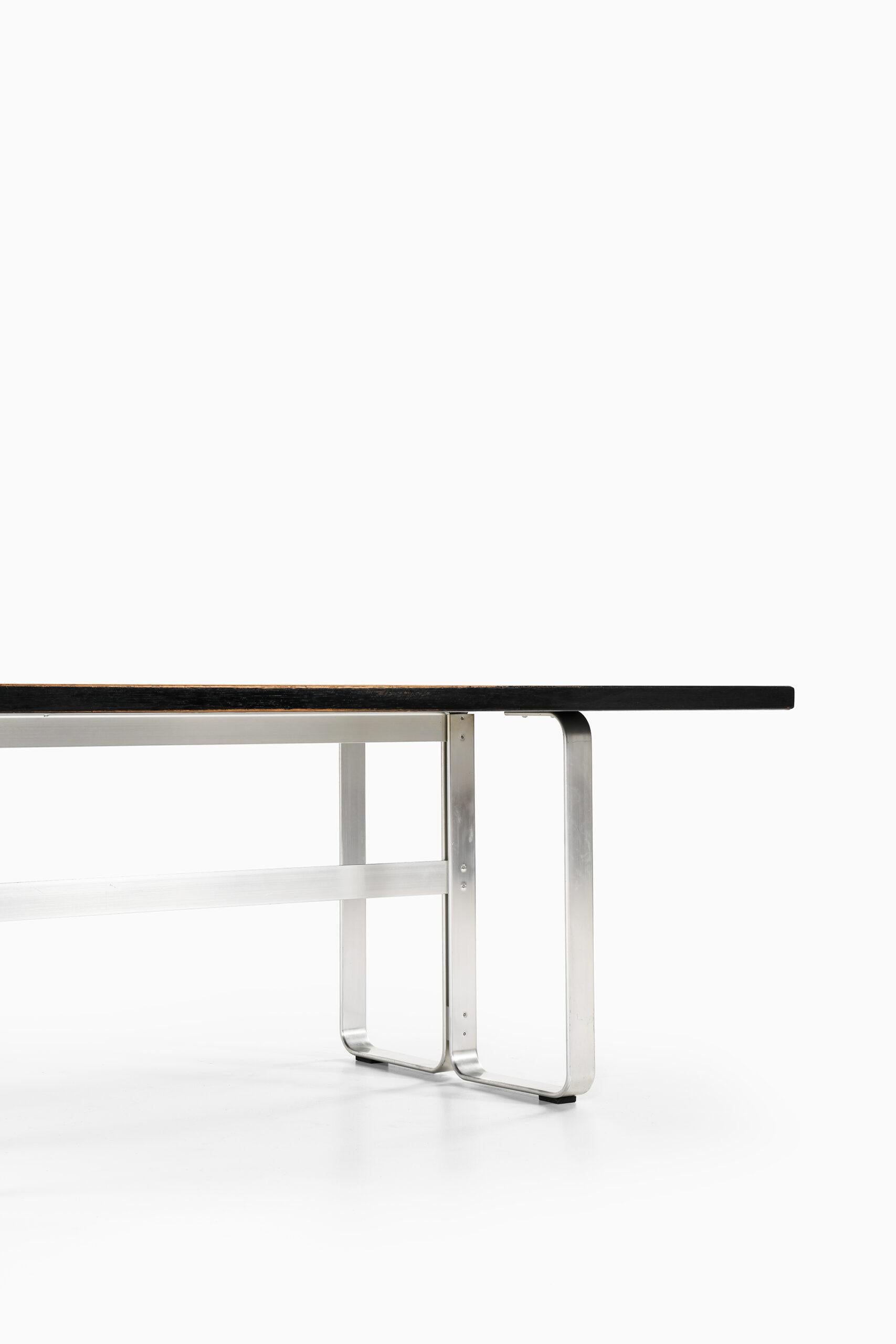 Rare et grande table de bureau / salle à manger conçue par Karl-Erik Ekselius. Produit par JOC à Vetlanda, en Suède.
