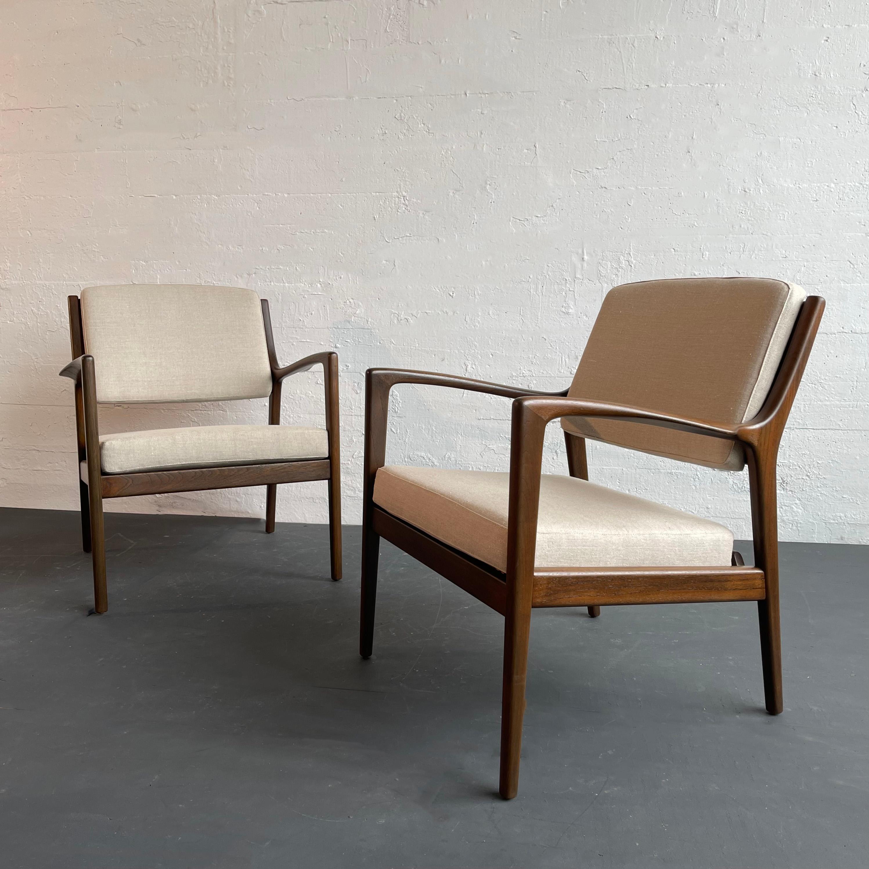 Este par de sillones de salón modernos escandinavos de alta calidad (modelo: F60 Easy Chair) fueron diseñados por Karl-Erik Ekselius y fabricados por J.O. Carlsson Mobler en la década de 1960. Las sólidas estructuras de teca presentan brazos