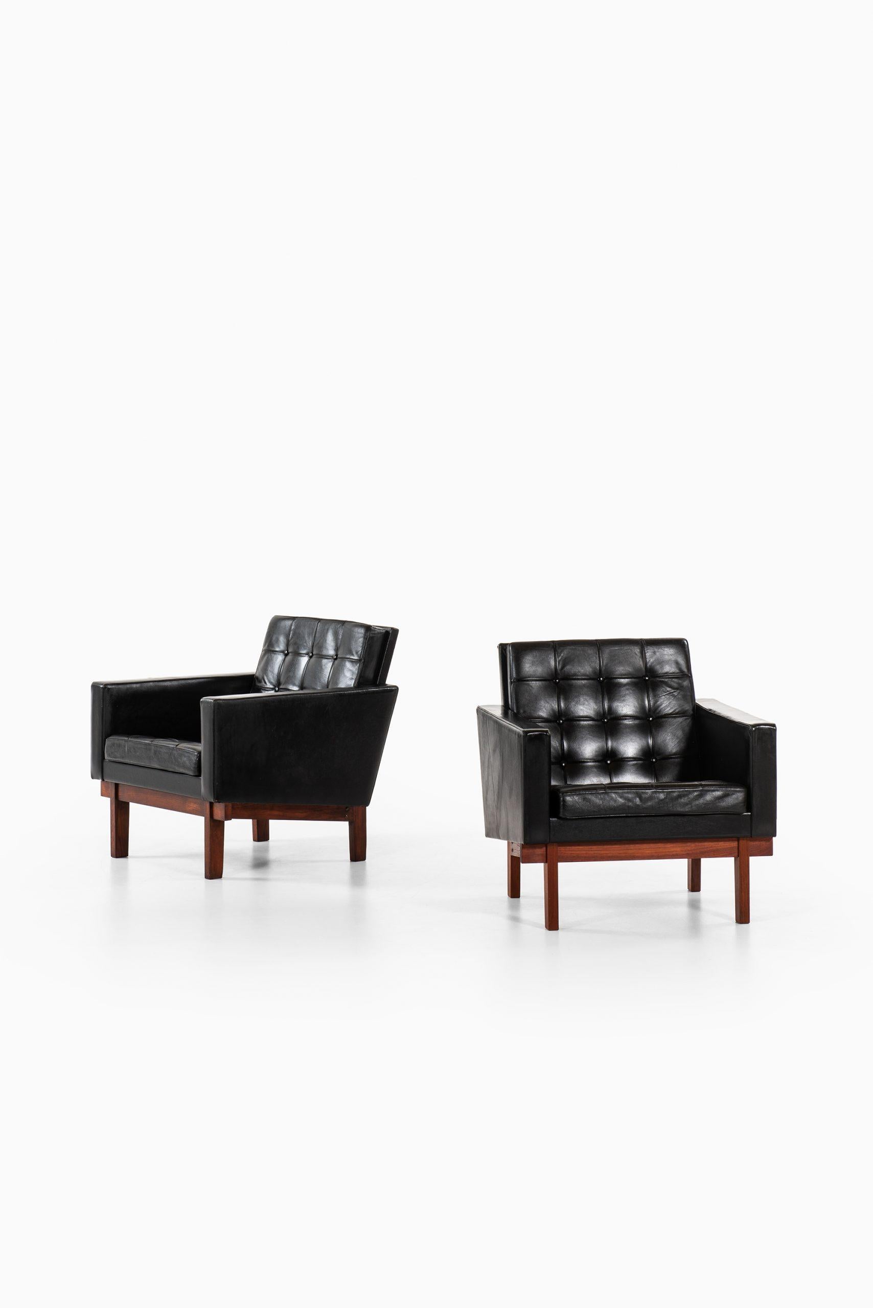 Rare paire de fauteuils conçus par Karl-Erik Ekselius. Produit par JOC en Suède.