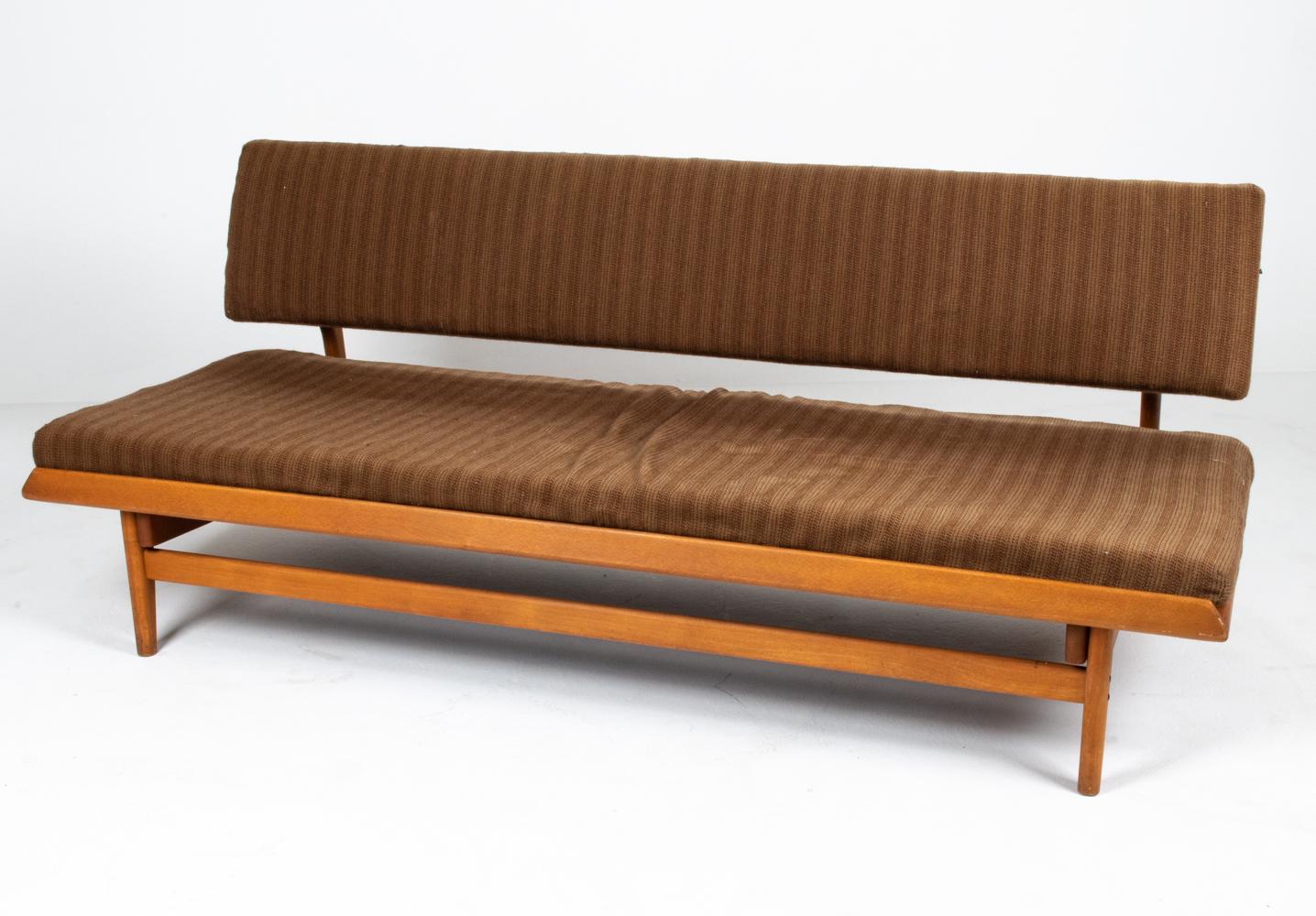 Détendez-vous avec ce canapé/lit de jour scandinave du milieu du siècle, conçu par Karl Erik Ekselius (suédois, 1914-1998) pour JOC Vetlanda Mobelfabrik, C.C., dans les années 1960. Ce modèle minimaliste et polyvalent est doté d'un mécanisme