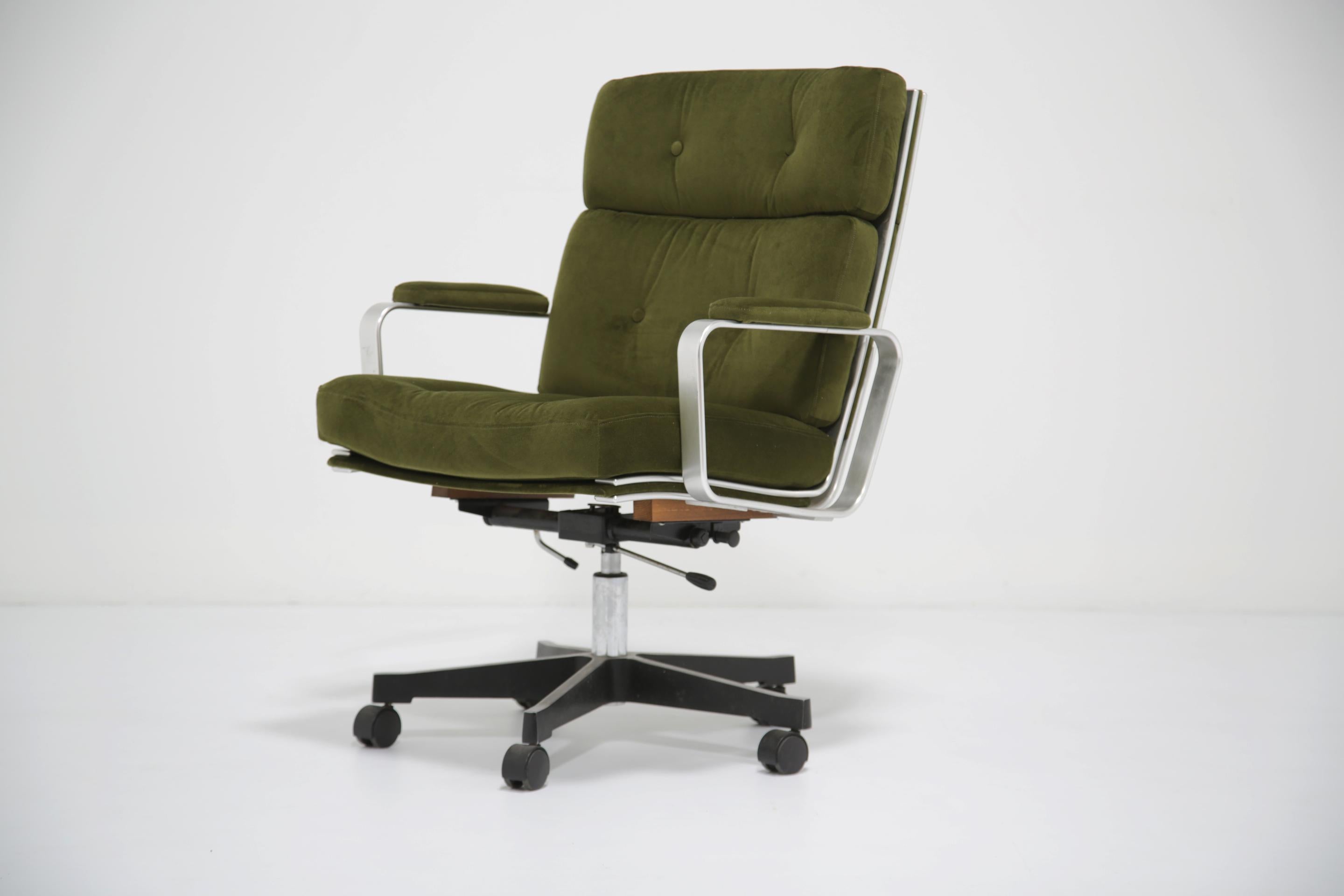 Cerchi una sedia da ufficio comoda ed elegante? Questa splendida sedia potrebbe fare al caso tuo. Disegnata da Karl Erik Ekselius negli anni '70, ha una struttura in alluminio ed è stata rivestita di recente in un velluto verde più chiaro,