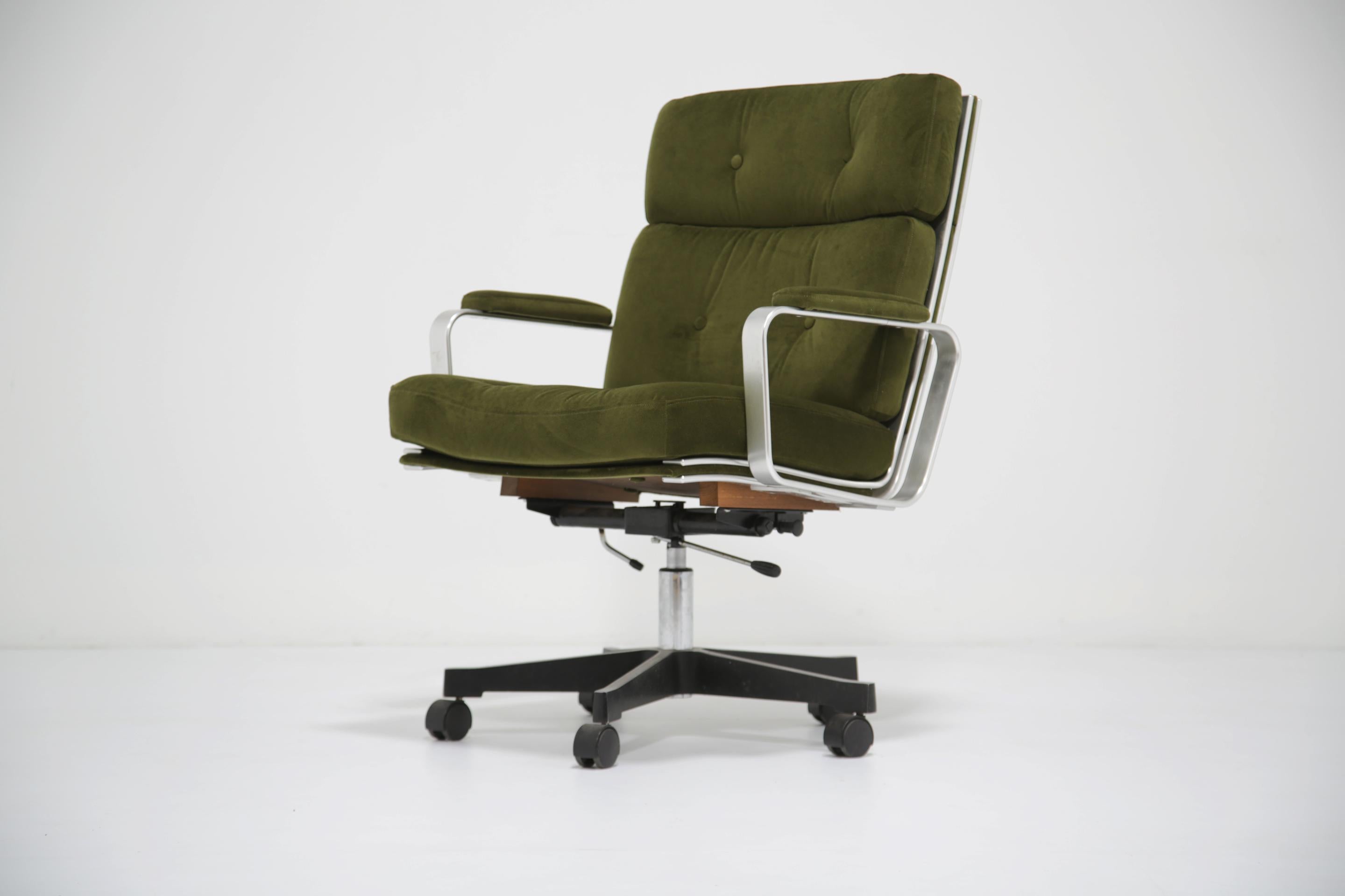 Mid-Century moderno Sedia da scrivania girevole e inclinabile in velluto verde e alluminio di Karl-Erik Ekselius, JOC Vetlanda in vendita