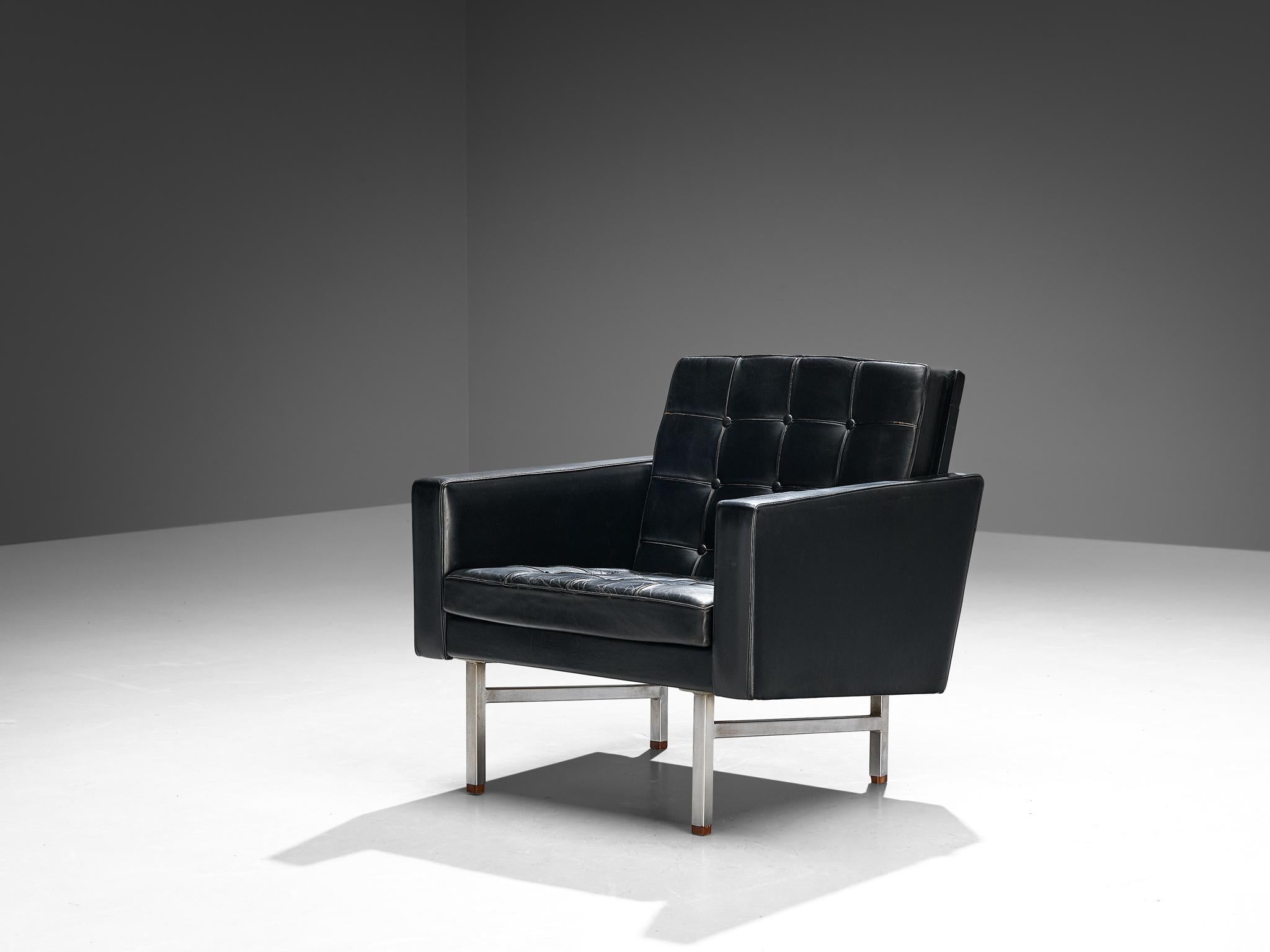 Karl Erik Ekselius, Loungesessel, Leder, verchromter Stahl, Nussbaum, Schweden, 1960er Jahre.

Dieser Sessel ist in schwarzem Originalleder ausgeführt. Die getuftete Sitzfläche und Rückenlehne in Kombination mit dem klaren und geraden Korpus und dem