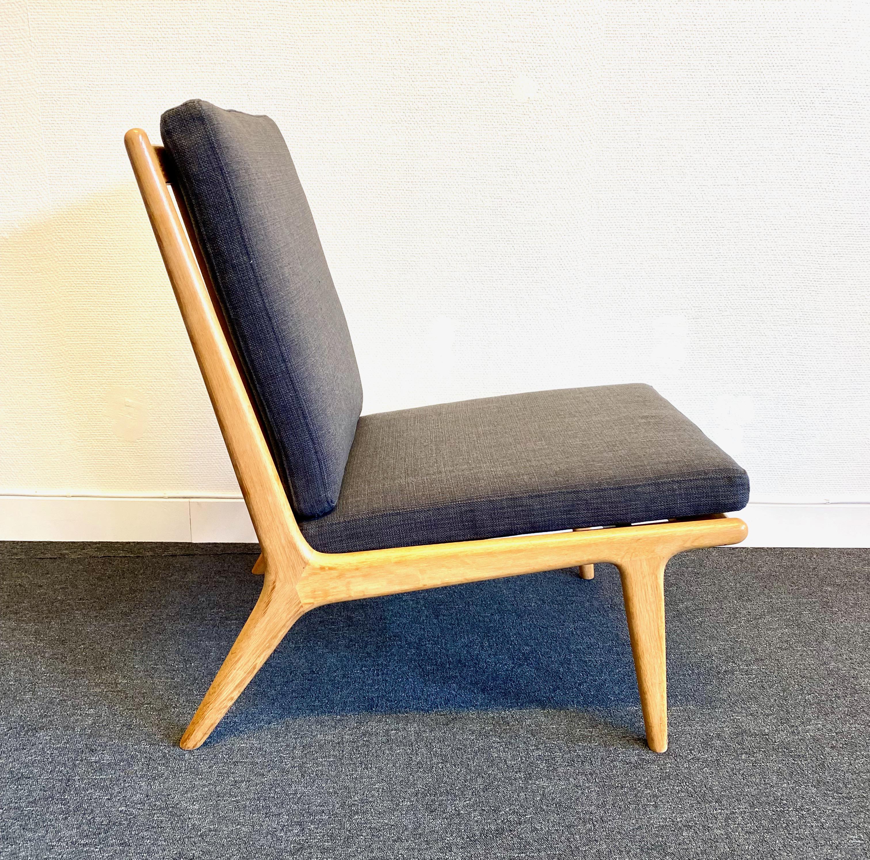 Oak lounge chair, and Ekselius´ version of the popular TV-chair from the 60´s. New cushions with a smooth brown quality upholstery. At the moment we have 3 identical chairs.

Karl Erik Ekselius was a Swedish furniture designer born in 1914 in