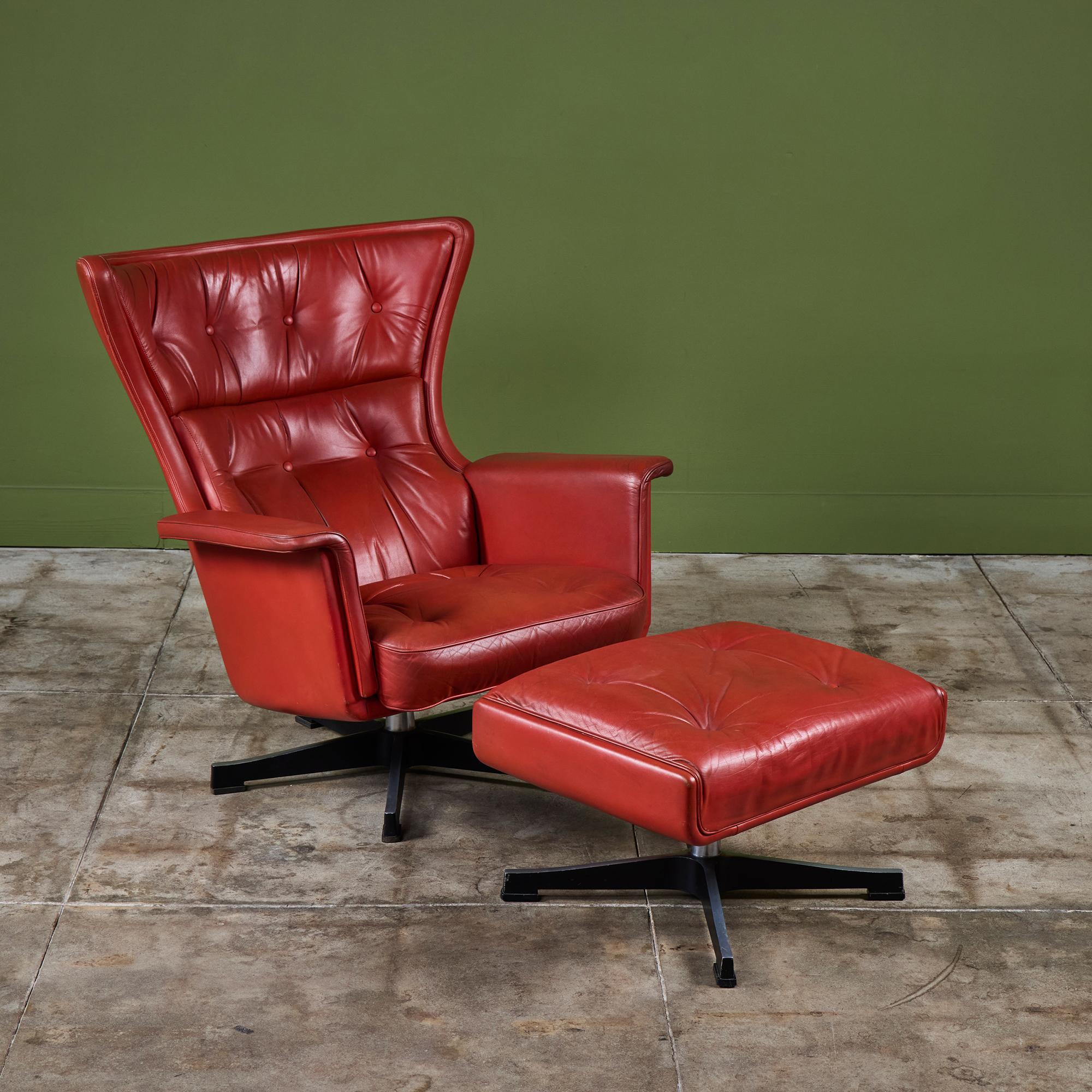 Loungesessel und Ottomane des schwedischen Designers Karl Erik Ekselius, ca. 1960. Der drehbare Loungesessel mit festem Hocker hat einen schwarz emaillierten Aluminiumrahmen und ist mit rotem, getuftetem Leder gepolstert.

Abmessungen
Stuhl: 32,5