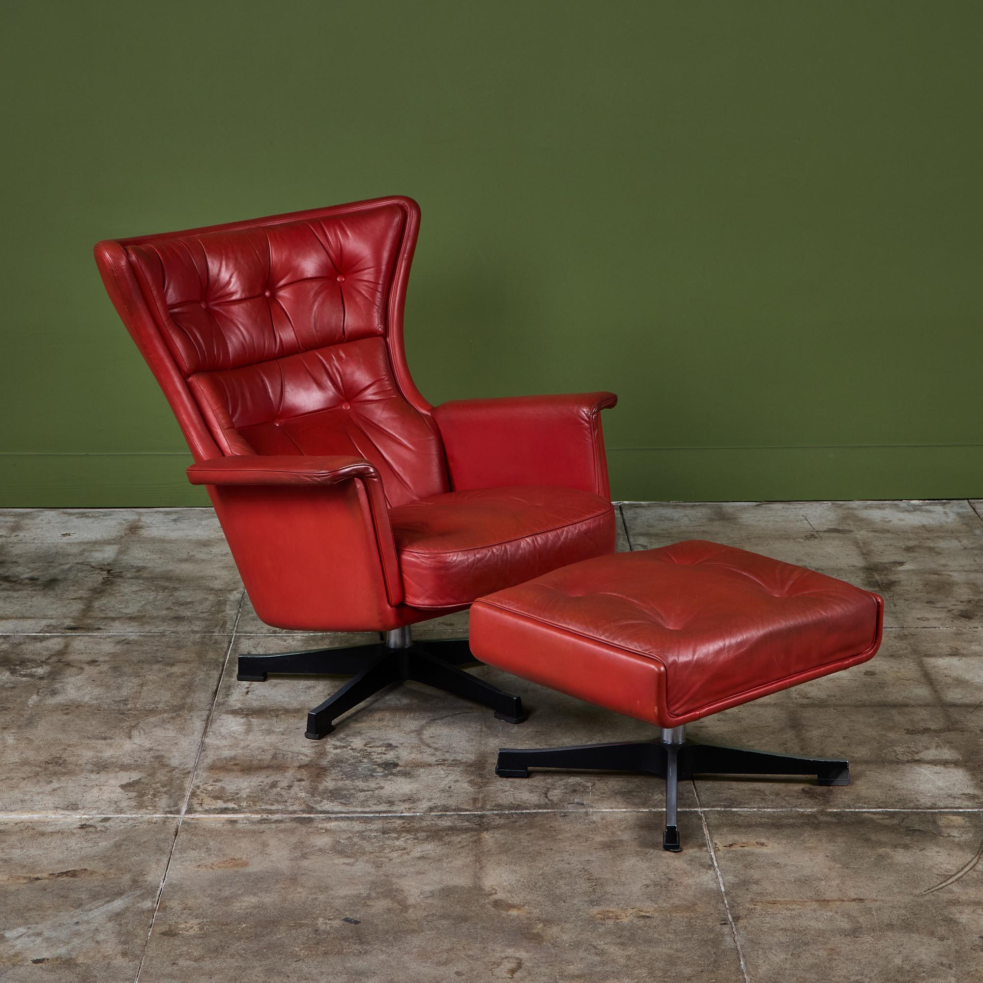 Loungesessel und Ottomane des schwedischen Designers Karl Erik Ekselius, ca. 1960. Der drehbare Loungesessel mit festem Hocker hat einen schwarz emaillierten Aluminiumrahmen und ist mit rotem, getuftetem Leder gepolstert.

Abmessungen
Stuhl: 32,5