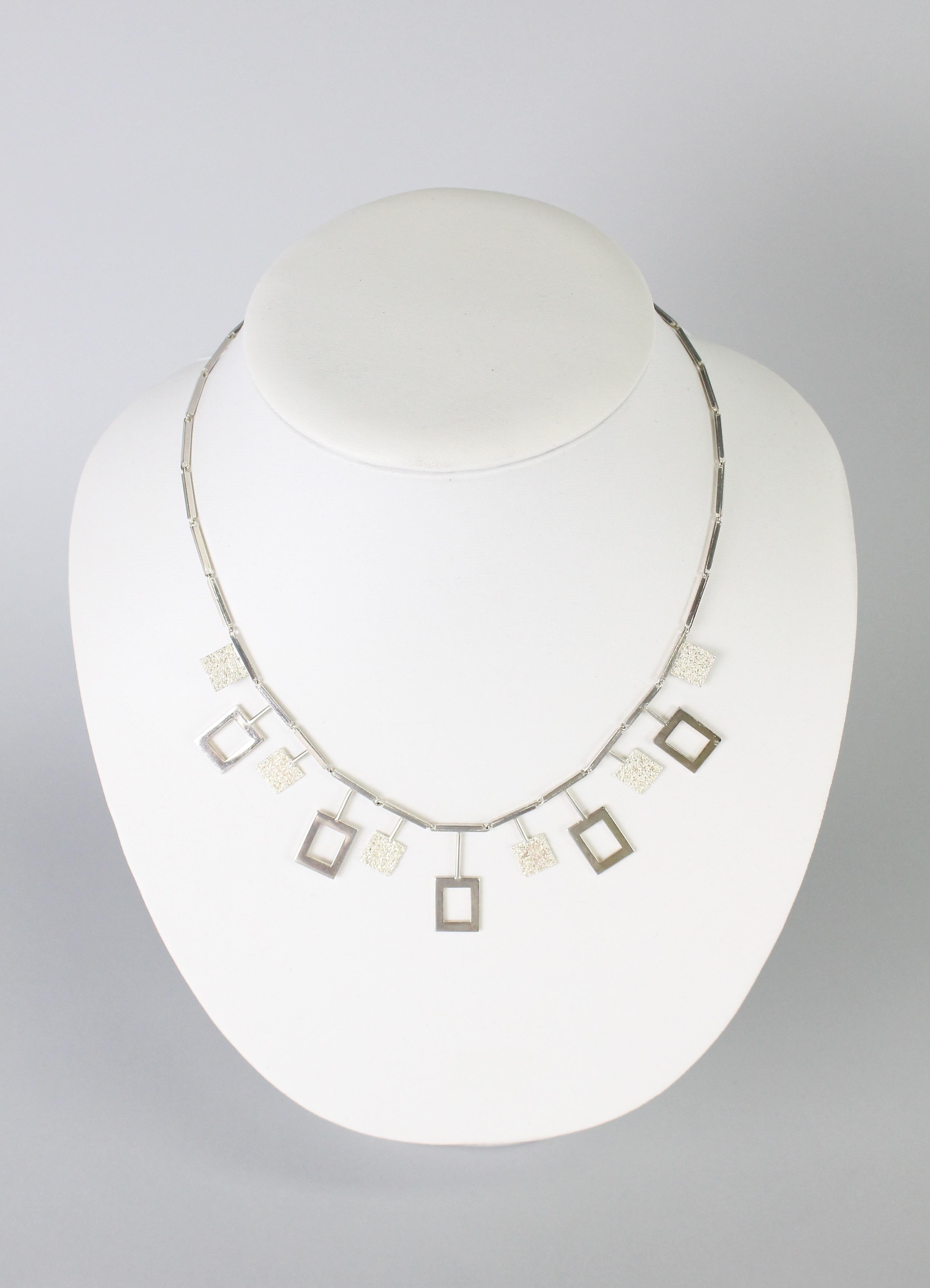 A wonderful modernist Swedish necklace by Karl Erik Palmberg, 1945.
Great original condition, no issues.