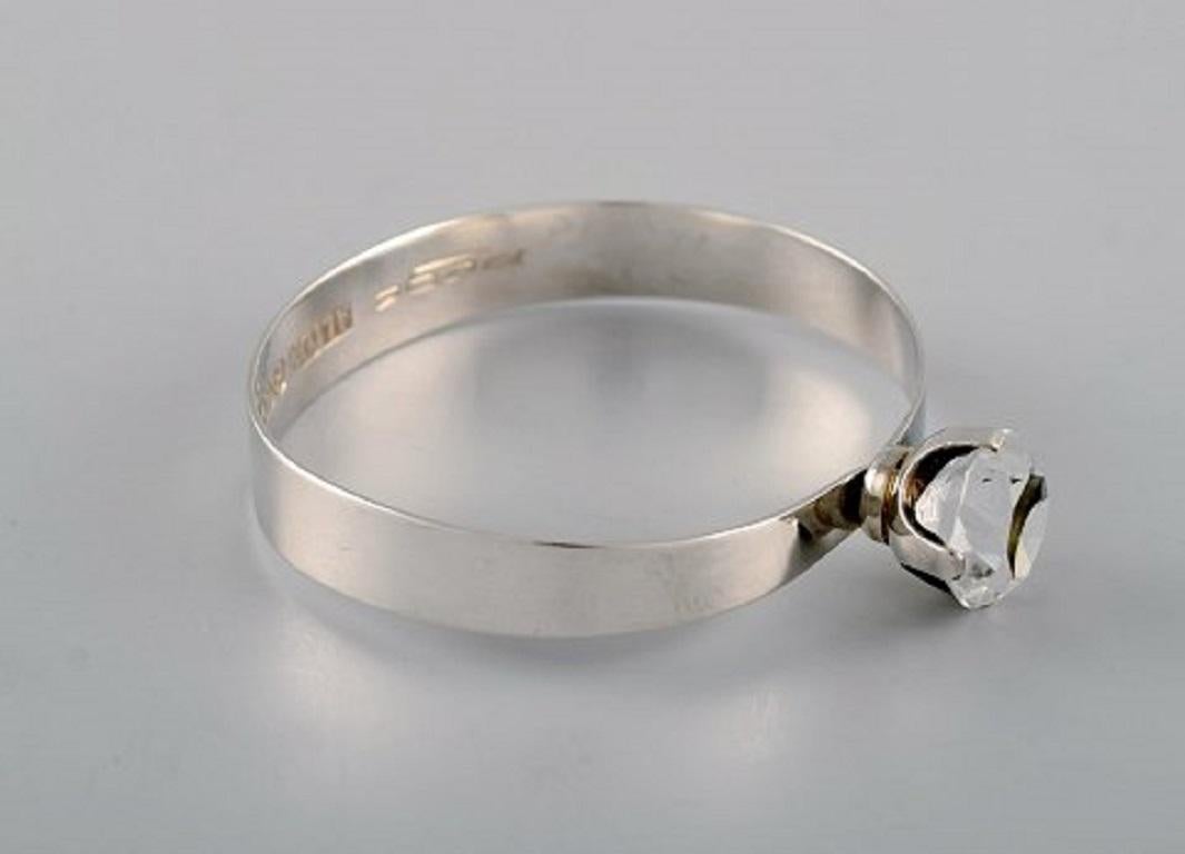 Karl Erik Palmberg, Sweden. Modernist bracelet in silver adorned with mountain crystal. Dated 1967.
Diameter: 6.3 cm.
Width: 1.7 cm.
In very good condition.
Stamped.
