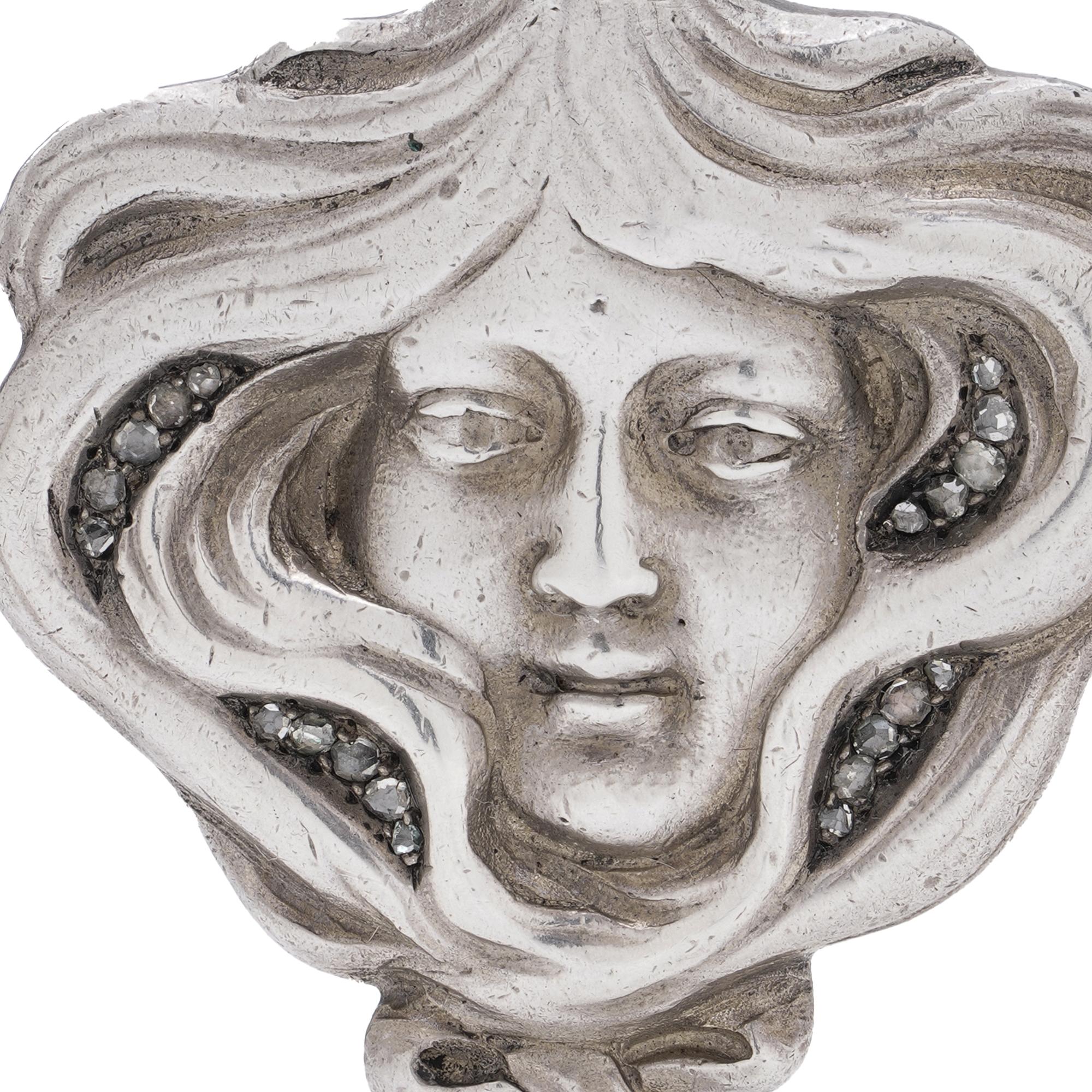 Un exquisito y raro colgante Art Nouveau realizado por el famoso joyero imperial ruso Karl Fabergé. Elaborado en plata de 84 zolotniki (equivalente a 0,875 de pureza), el colgante representa un estilizado rostro femenino enmarcado por una melena
