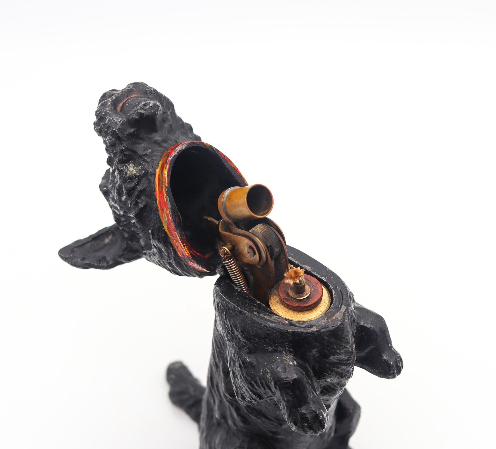 KARL GLAZER 1932 Autriche Schnauzer Dog Table Petrol Lighter bronze et laque rouge Excellent état - En vente à Miami, FL