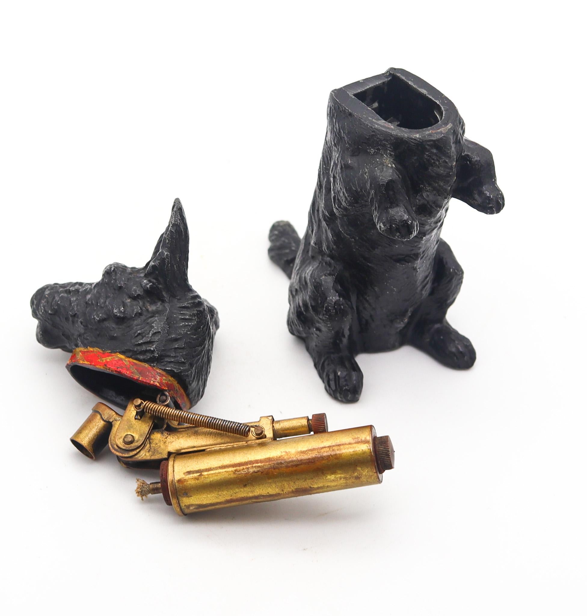 Milieu du XXe siècle KARL GLAZER 1932 Autriche Schnauzer Dog Table Petrol Lighter bronze et laque rouge en vente