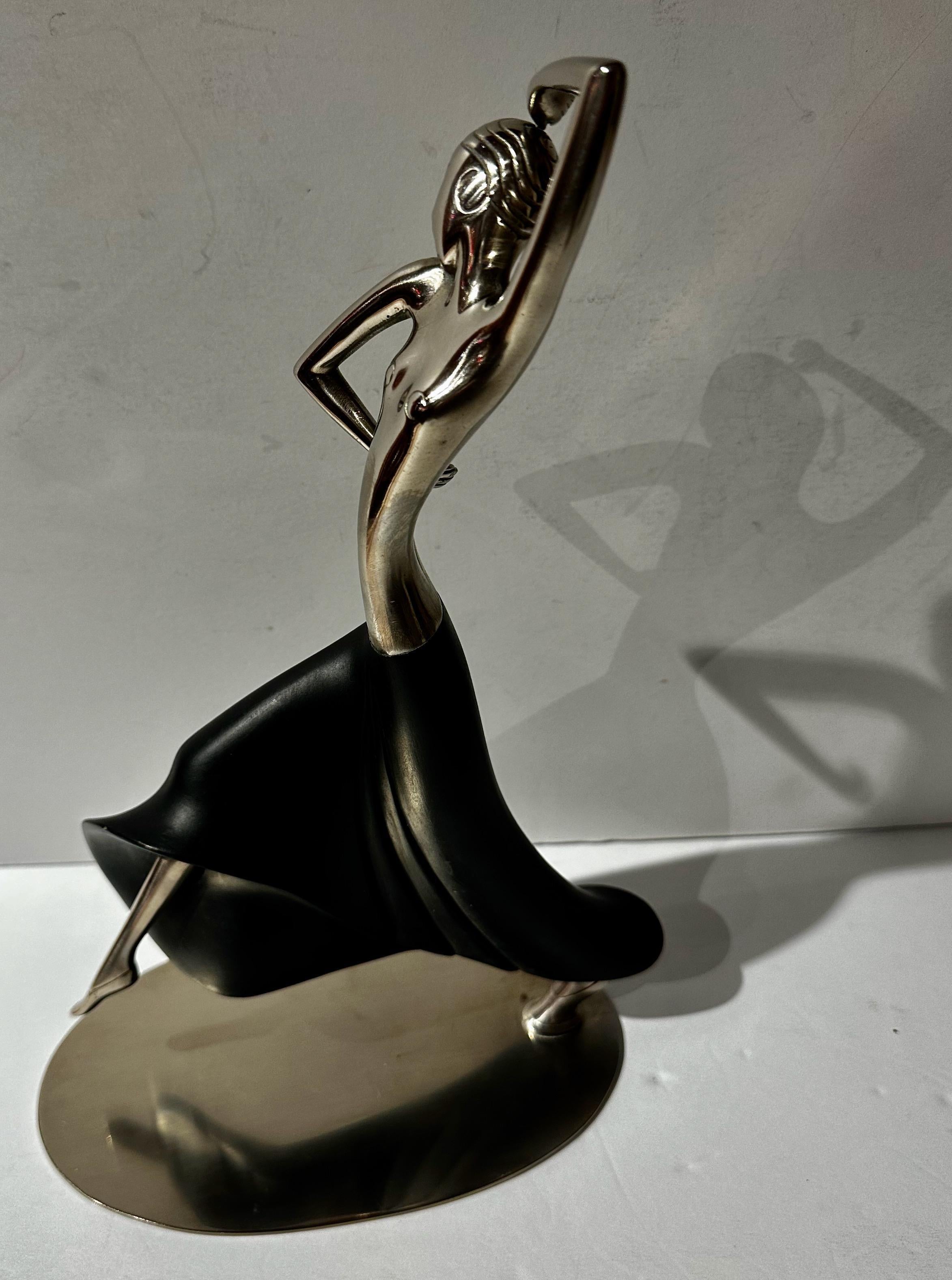 Statue de Karl Hagenauer (autrichien, 1898-1956) représentant la danseuse Joséphine Baker, en laiton moulé et finition chromée, vers les années 1930. Estampillé ATELIER HAGENAUER WIEN, MADE IN AUSTRIA avec WHW. La plupart des travaux proviennent du