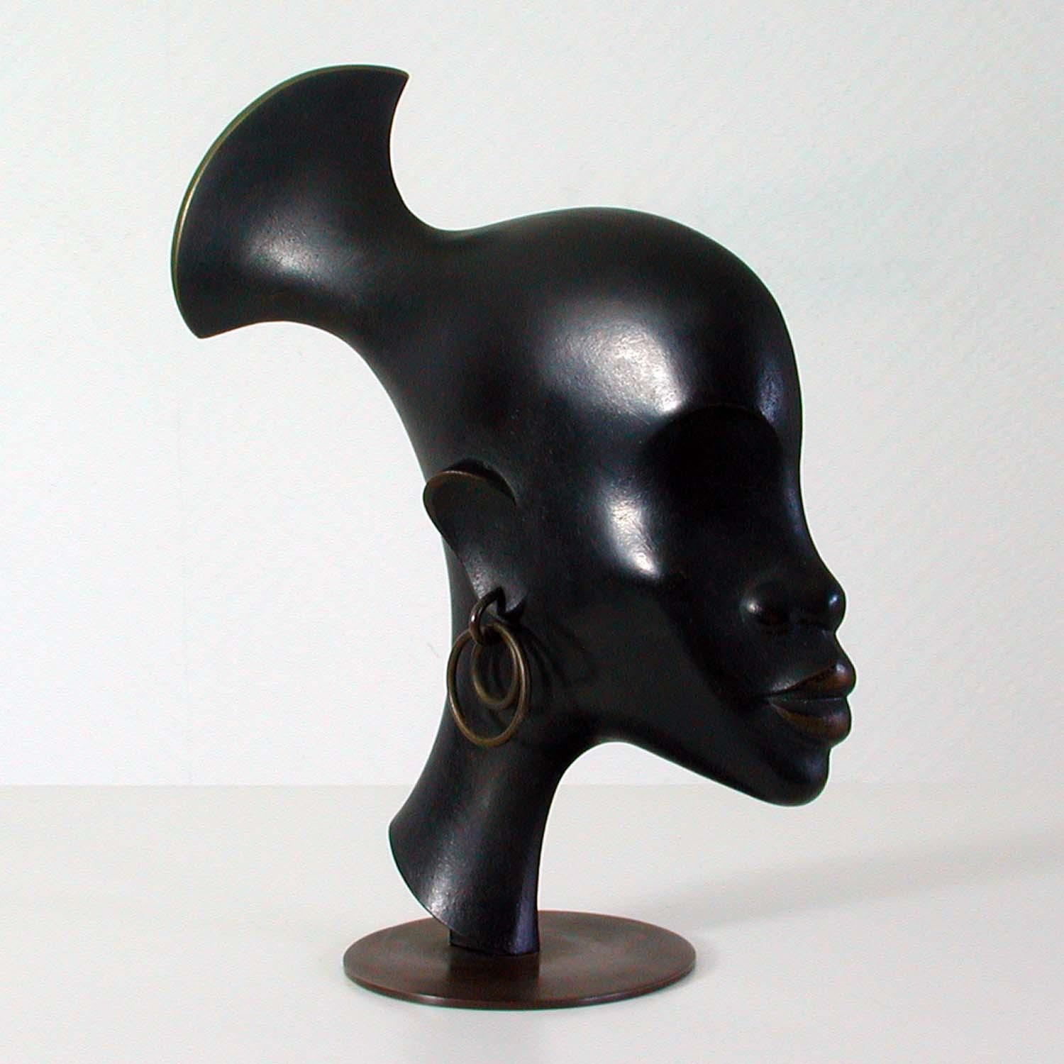 This beautiful sculpture was designed and manufactured by Karl Hagenauer in Vienna in the 1930s during the Art Deco era.

It shows the head of an African warrior and is made of patinated bronze.

Stamped on the base WHW (Werkstatten Hagenauer