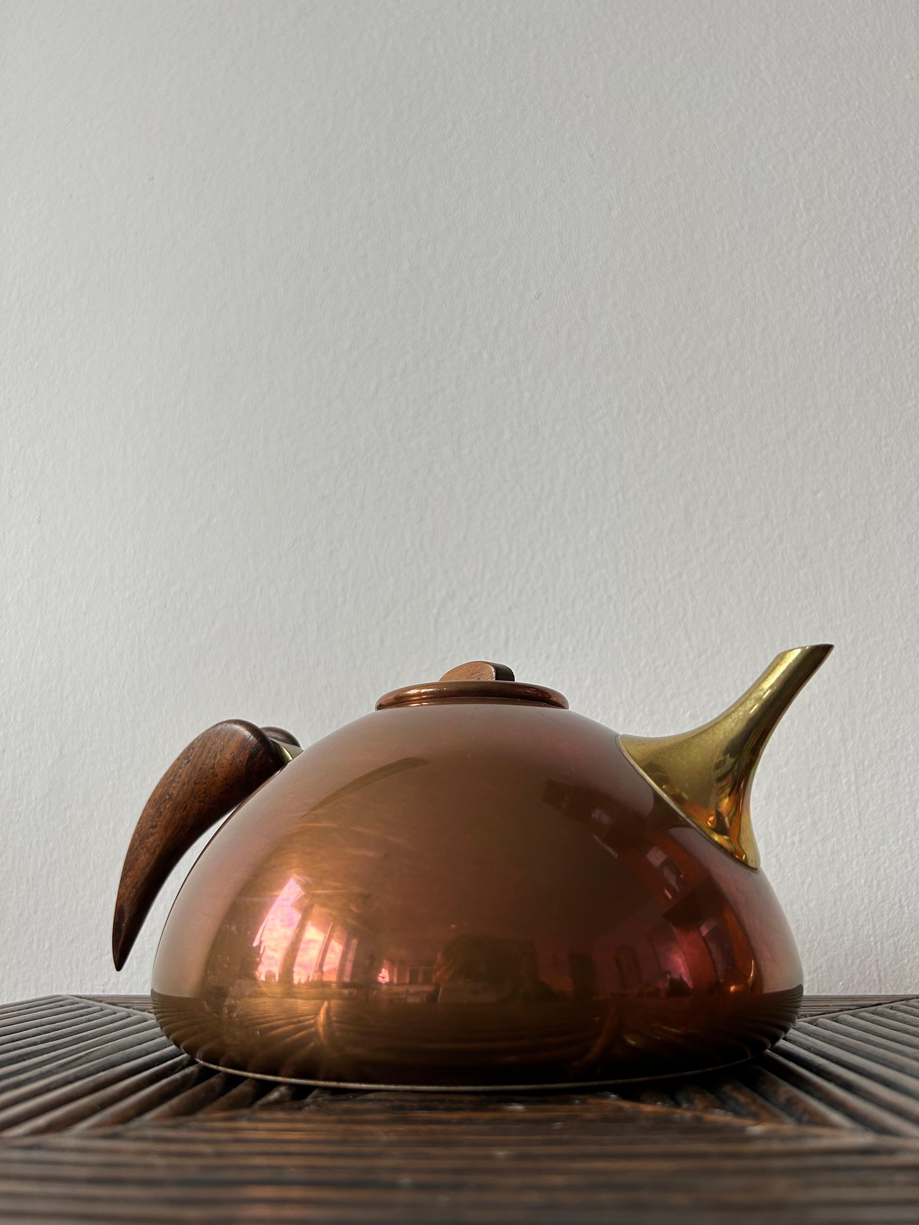 Rare and important Karl Hagenauer coffe and tea set in copper and brass with rosewood details manufactured on license by Illums Bolighus.

The set is in great original condition and is not often seen all together, the set includes a coffe pot, tea
