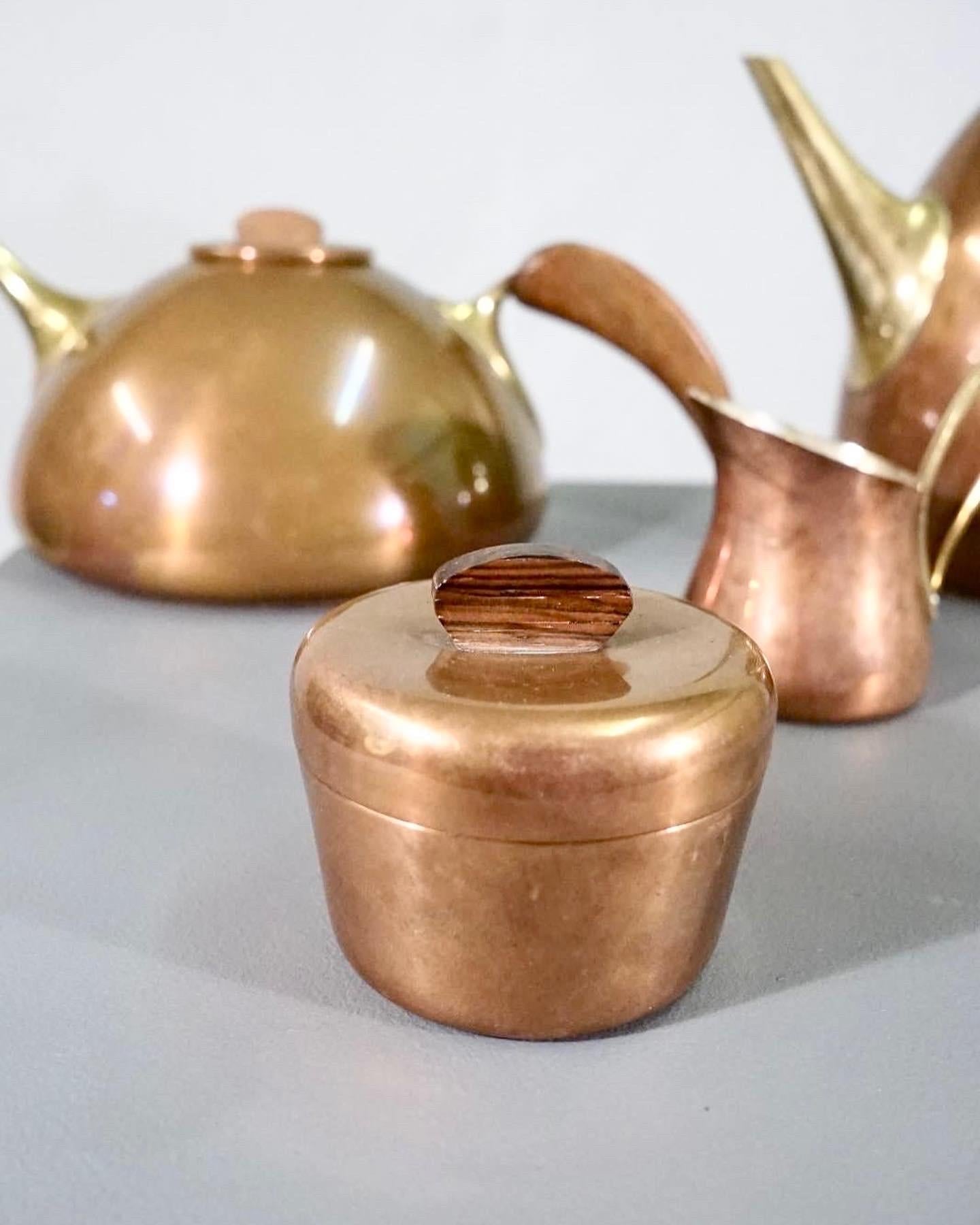 Rare and important Karl Hagenauer coffe and tea set in copper and brass with rosewood details manufactured on license by Illums Bolighus.

The set is in great original condition and is not often seen all together, the set includes a coffe pot, tea