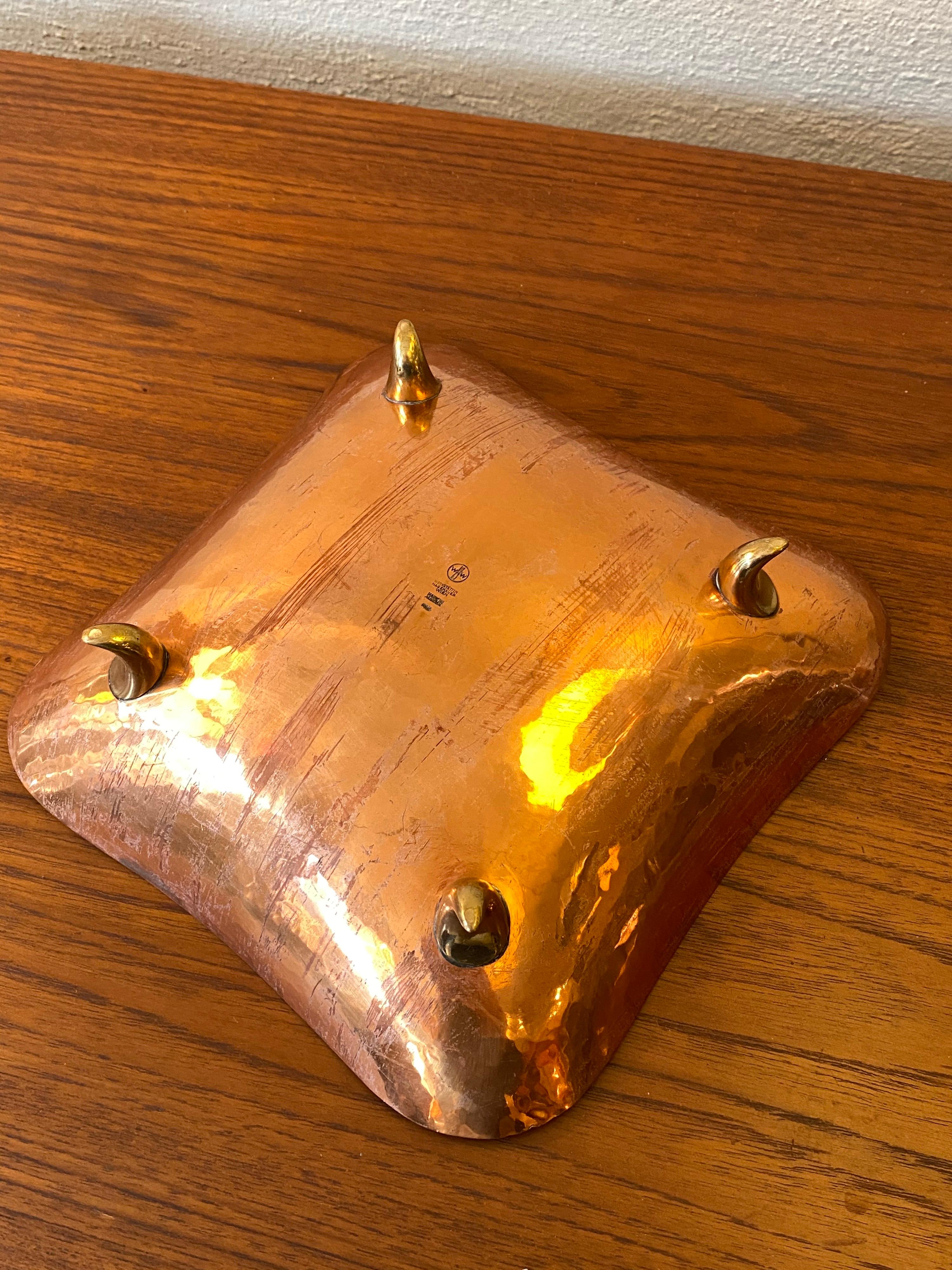 Bol à pieds en cuivre et laiton martelé à la main Karl Hagenauer Bon état - En vente à Philadelphia, PA