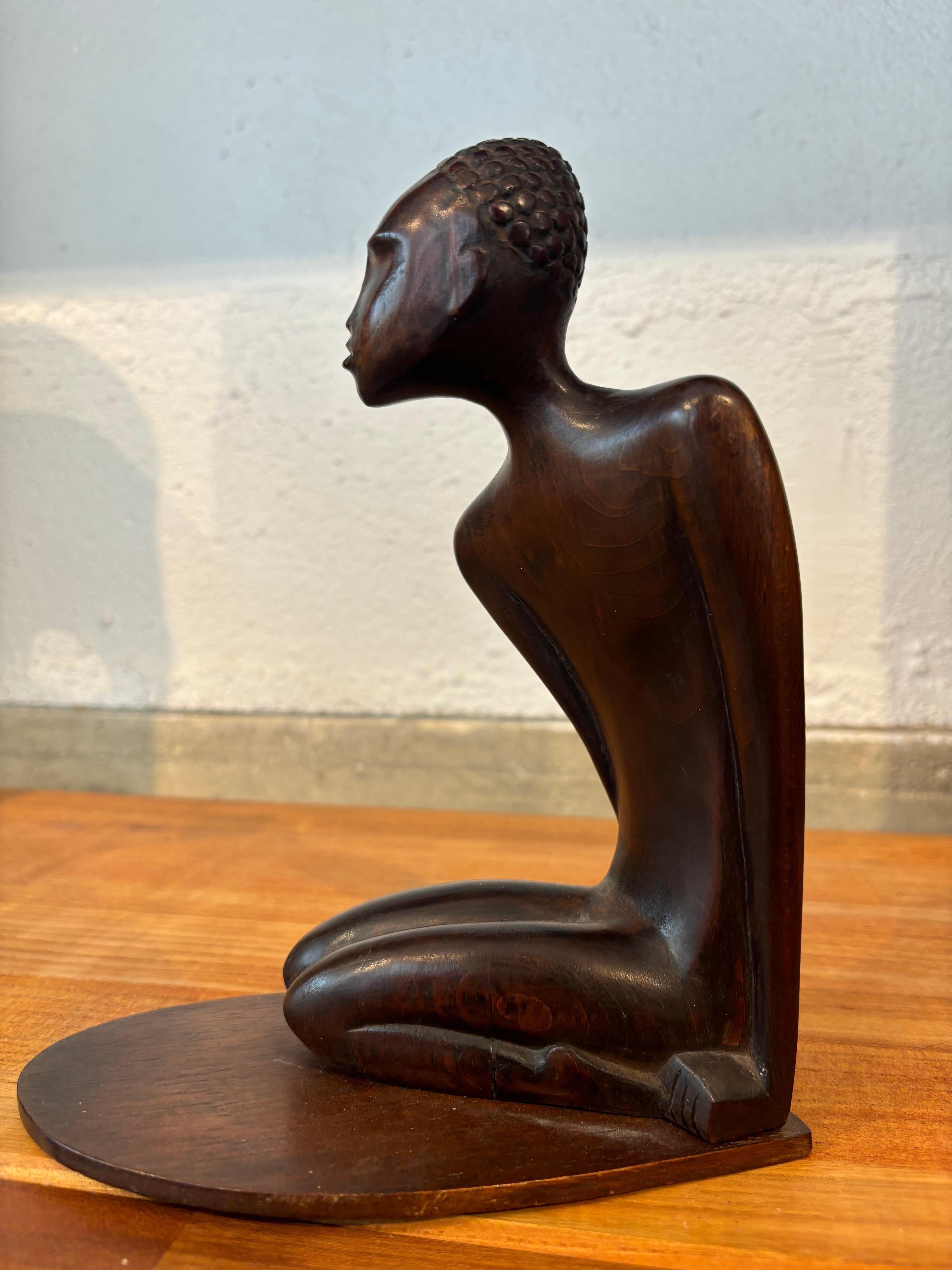 Escultura de Karl Hagenauer que representa a una mujer sentada. 