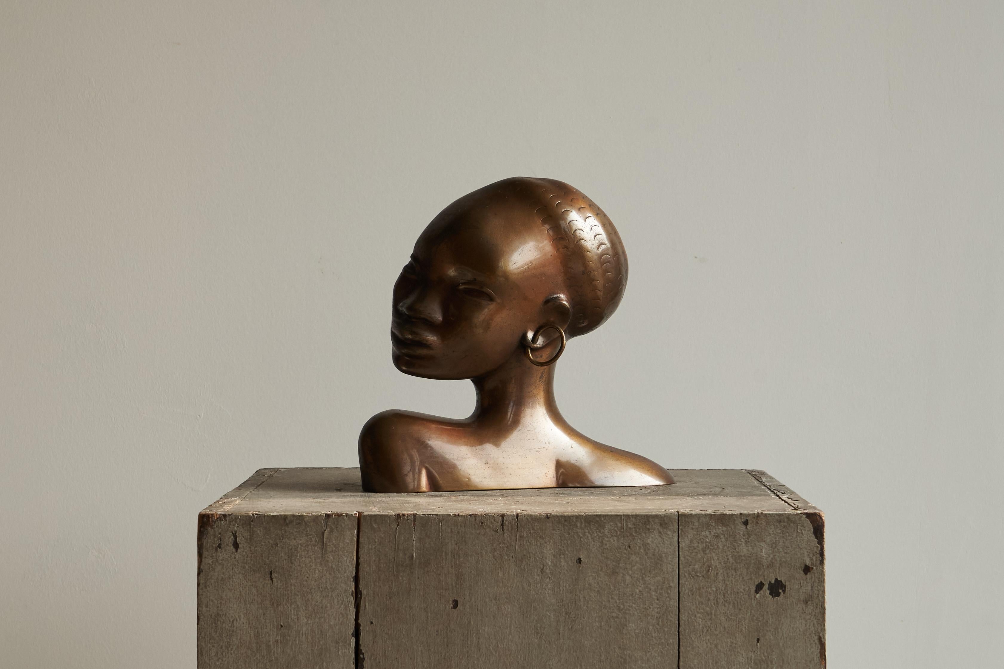 Karl Hagenauer Style Art Deco Bronze, Europe, 1930s.

This is a wonderful Karl Hagenauer style art deco bronze, made in the early 20th century. 

Very well designed - somewhat abstract and streamlined. Heavy and well made. Great patina. 

Comes in a