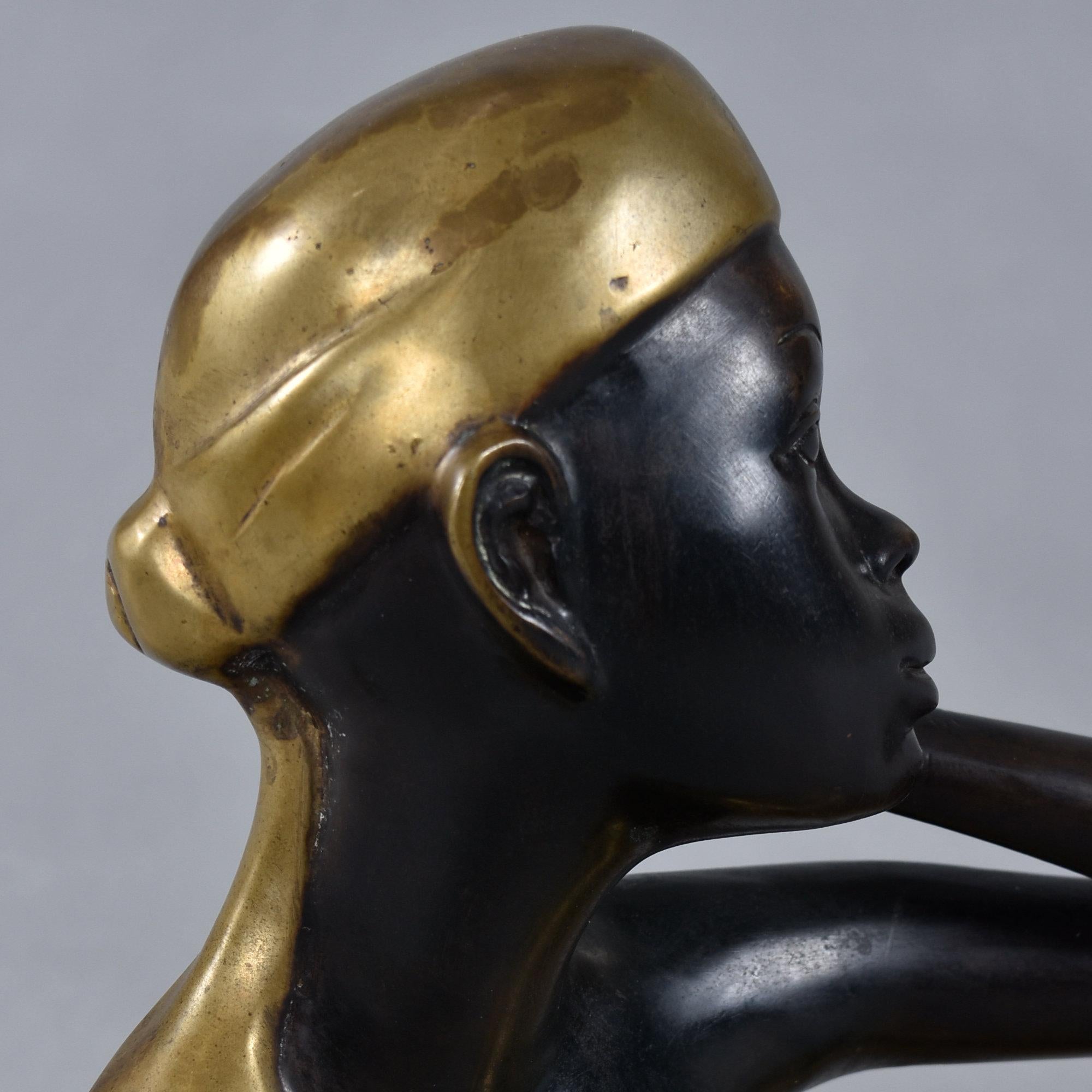 Sculpture en bronze de style Karl Hagenauer Femme africaine assise en vente 4