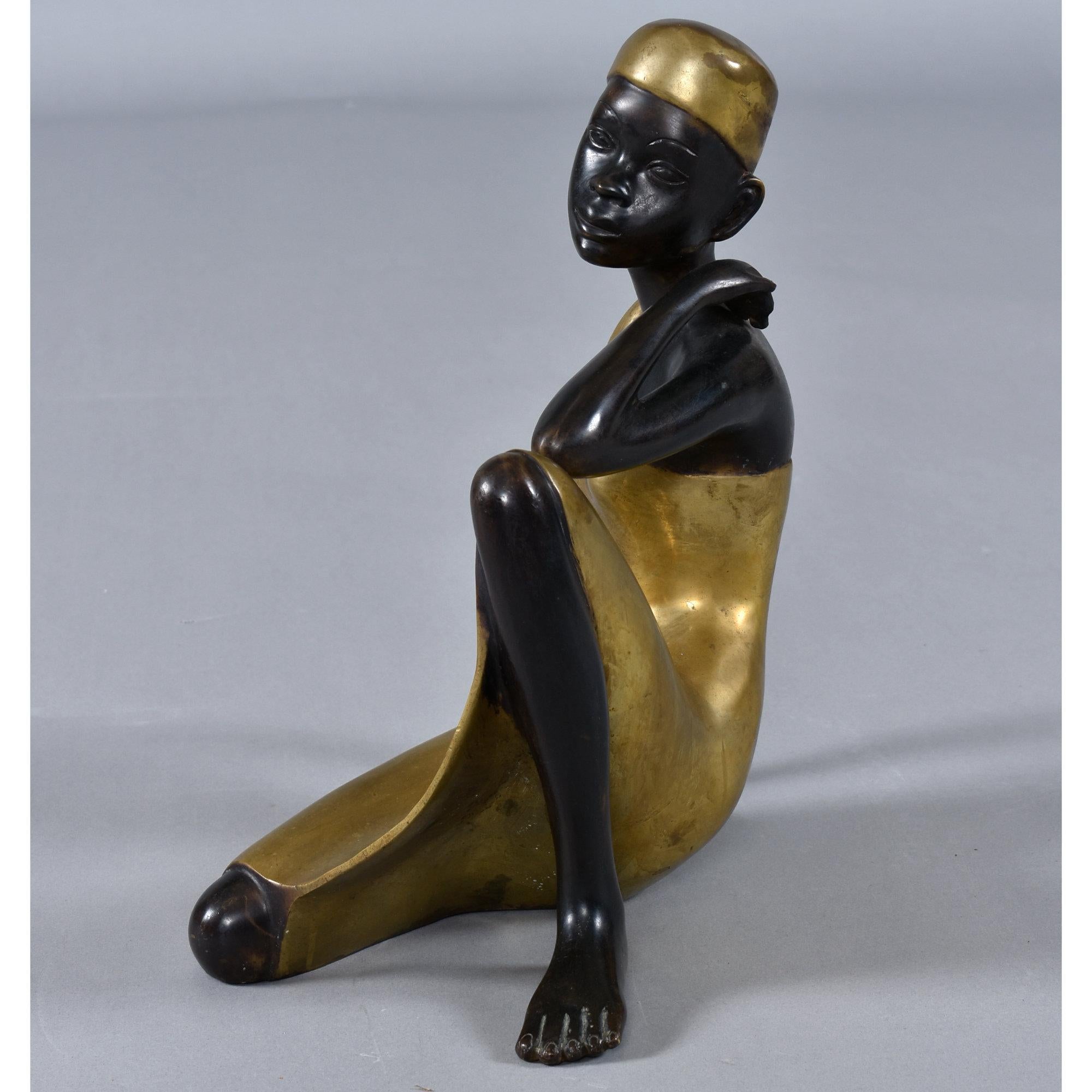 Sculpture en bronze de style Karl Hagenauer Femme africaine assise en vente 5