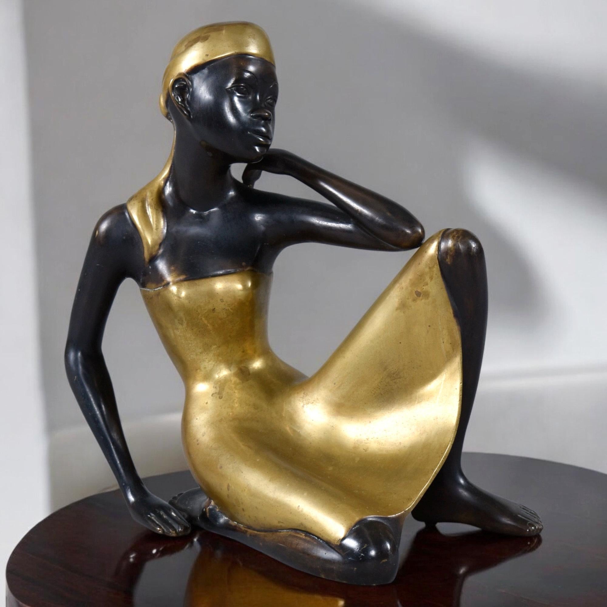 Art déco Sculpture en bronze de style Karl Hagenauer Femme africaine assise en vente
