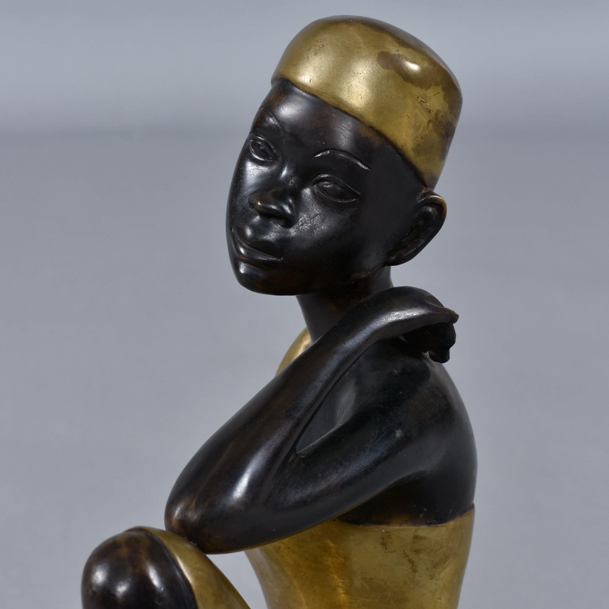 Autrichien Sculpture en bronze de style Karl Hagenauer Femme africaine assise en vente