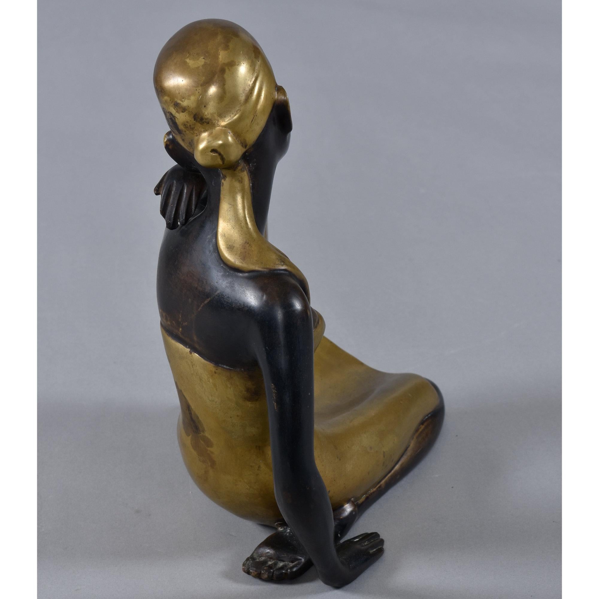 Milieu du XXe siècle Sculpture en bronze de style Karl Hagenauer Femme africaine assise en vente