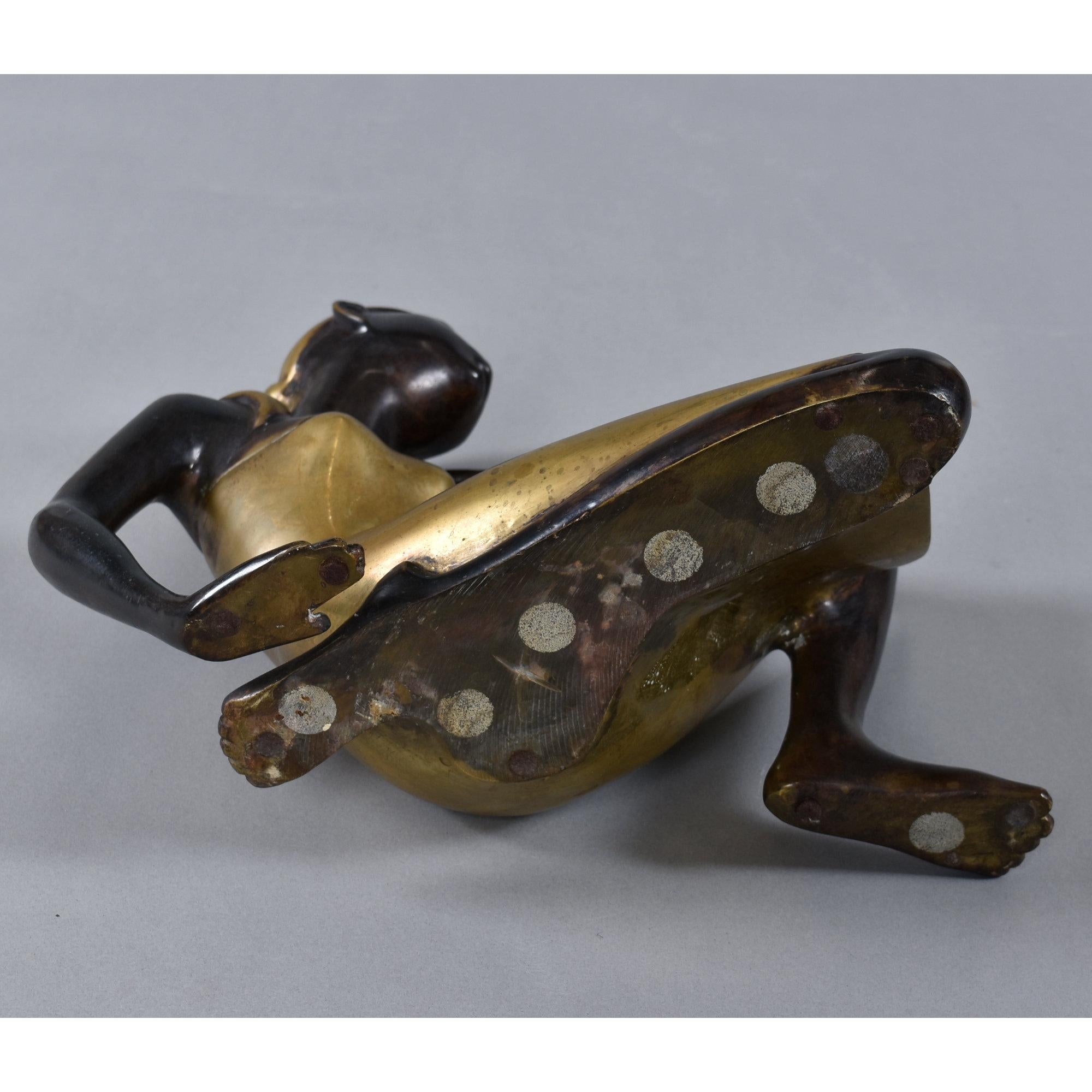 Sculpture en bronze de style Karl Hagenauer Femme africaine assise en vente 1