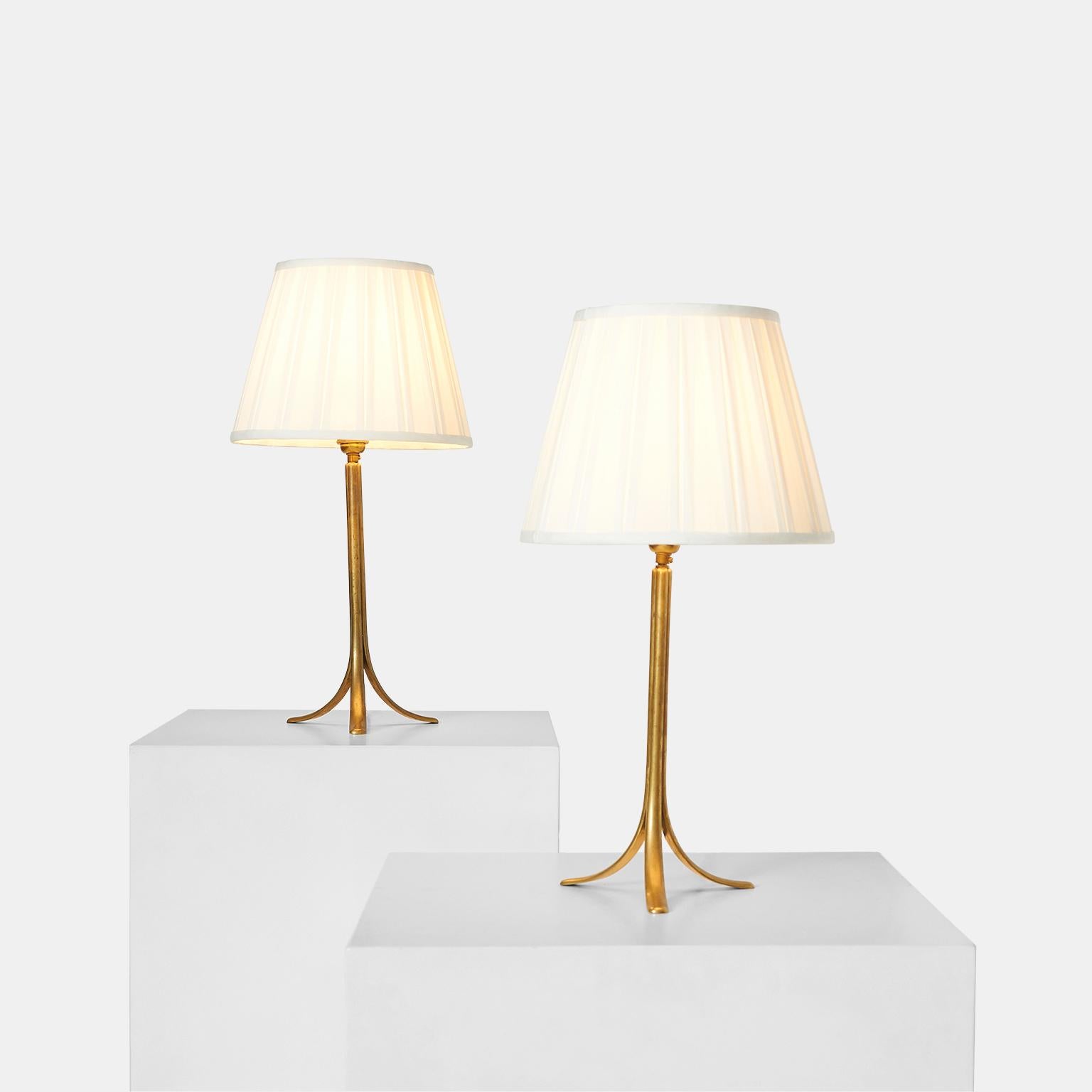 A table lamp made of cast brass, leg embossed Hagenauer Wien, WHW, made in Vienna, Austria.