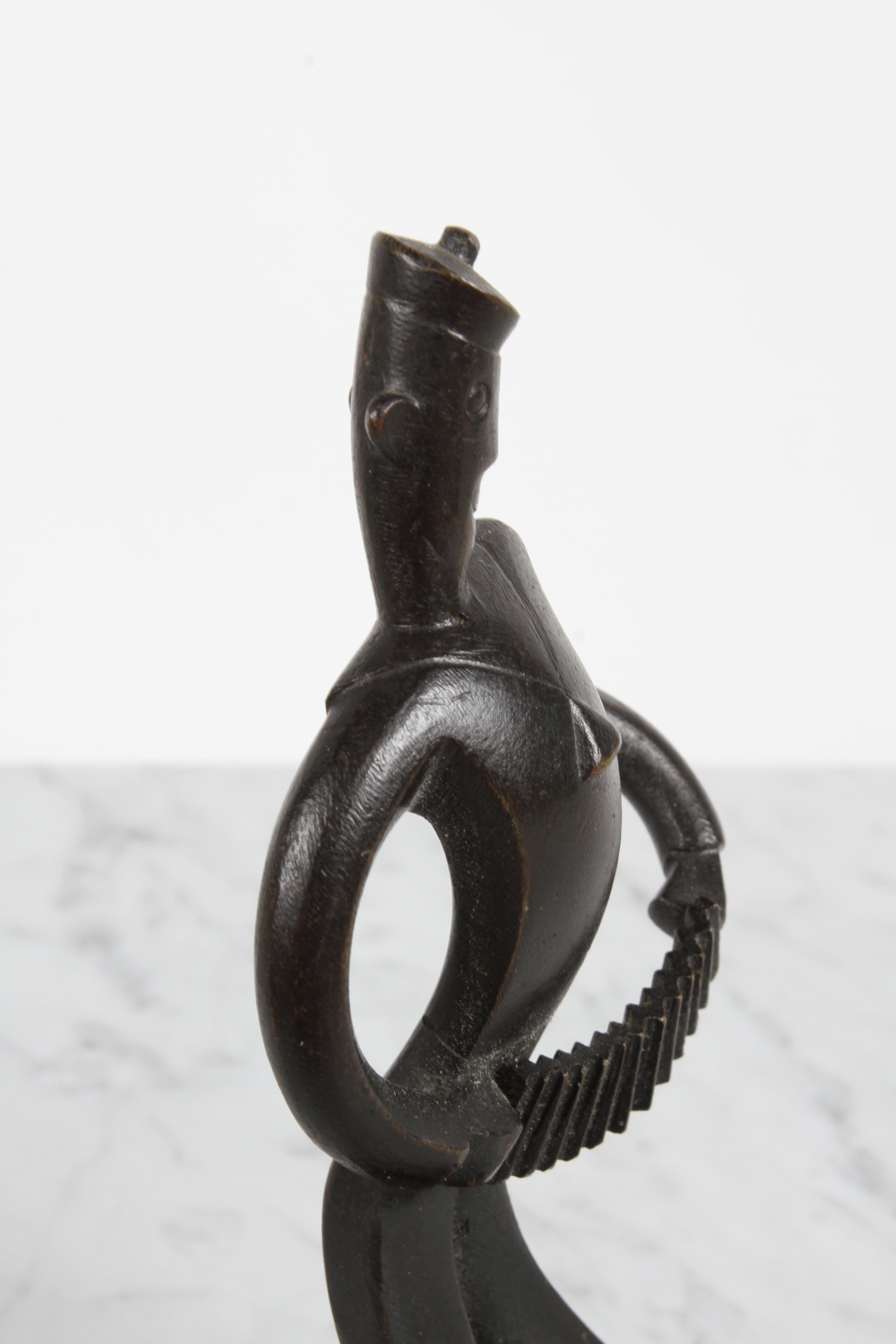 Karl Hagenauer (wHw) 1930 Wiener Werkstätte Figura di marinaio in bronzo con fisarmonica in vendita 4