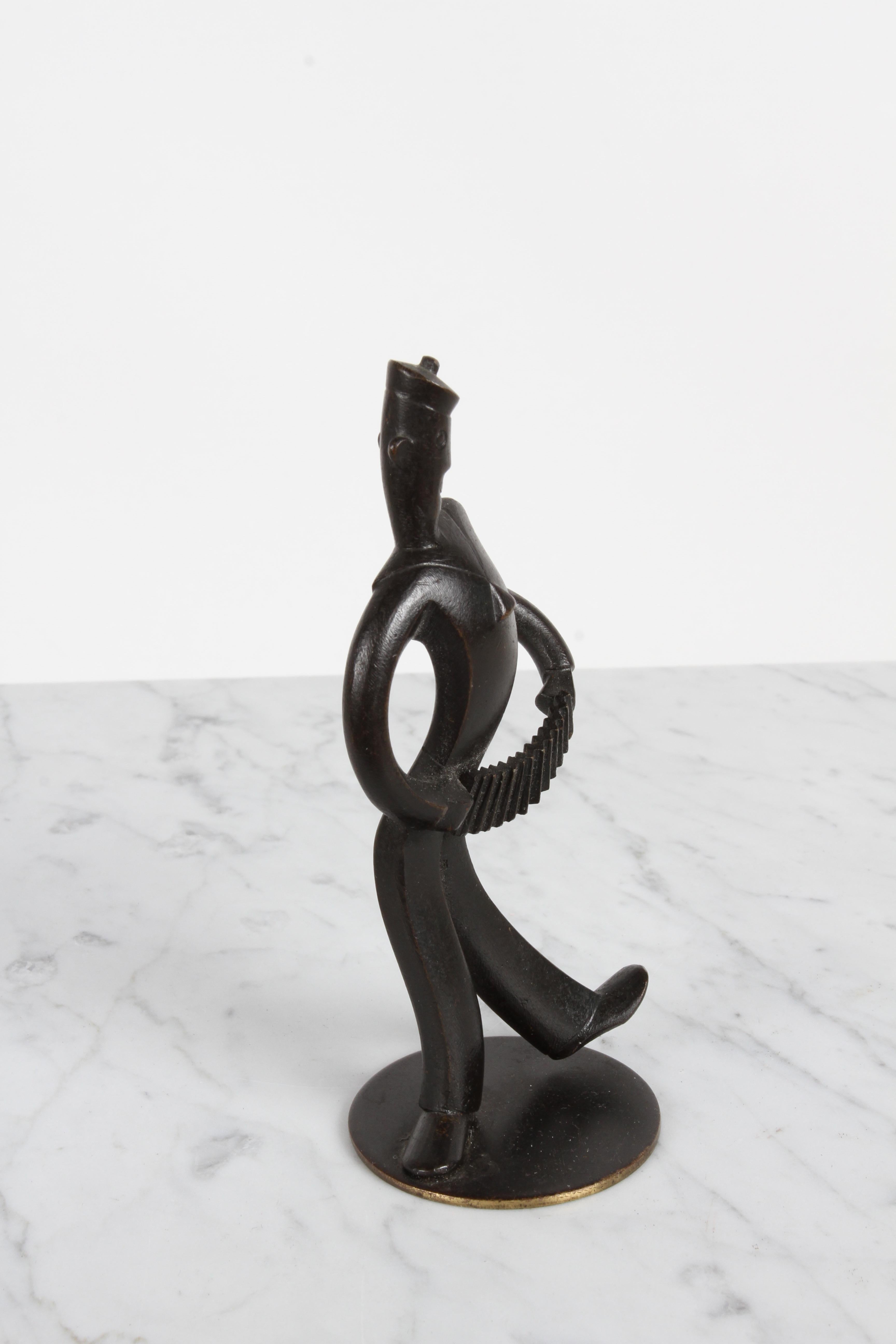 Art Déco Karl Hagenauer (wHw) 1930 Wiener Werkstätte Figura di marinaio in bronzo con fisarmonica in vendita