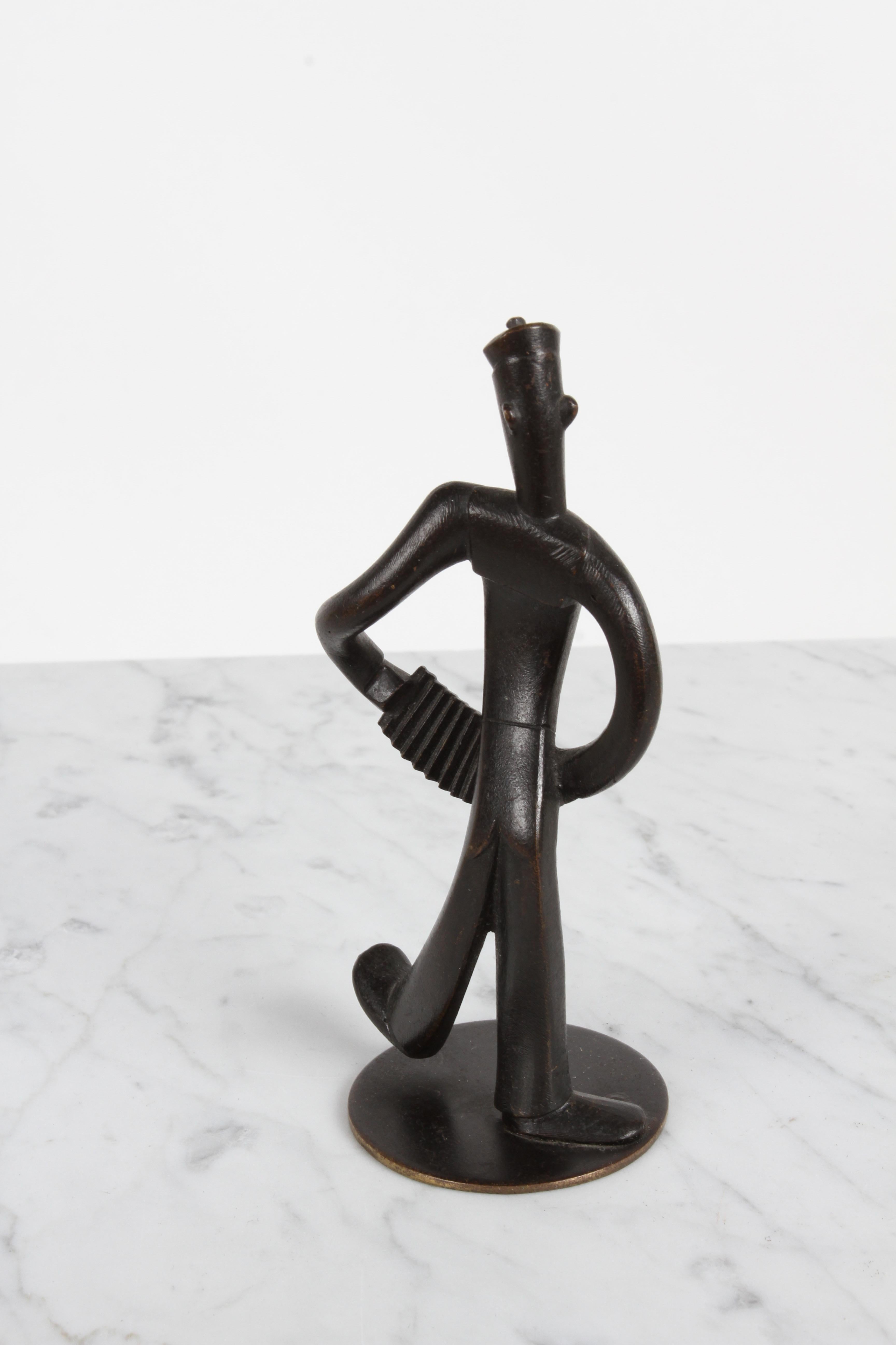 Austriaco Karl Hagenauer (wHw) 1930 Wiener Werkstätte Figura di marinaio in bronzo con fisarmonica in vendita