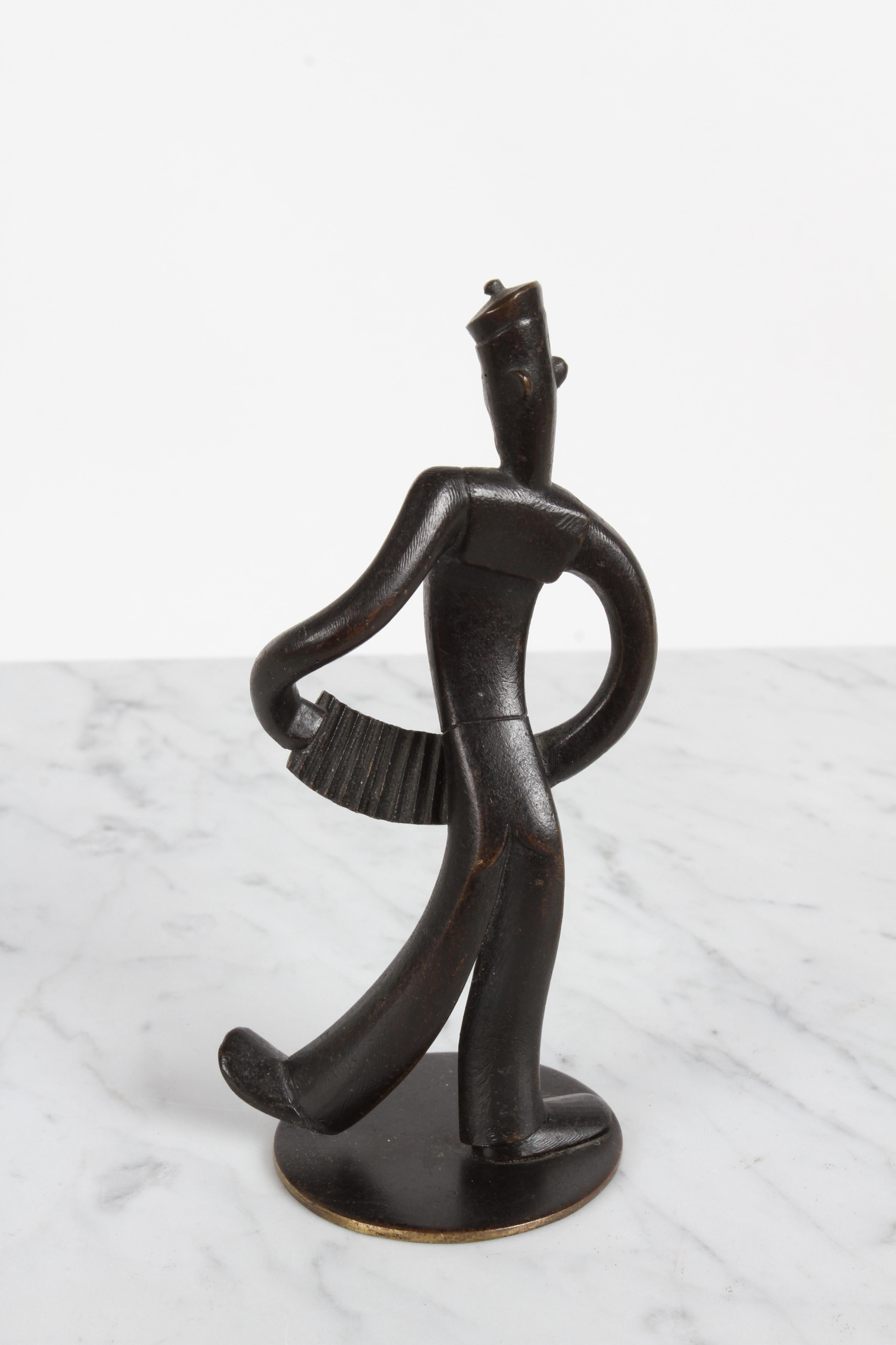 Metà XX secolo Karl Hagenauer (wHw) 1930 Wiener Werkstätte Figura di marinaio in bronzo con fisarmonica in vendita