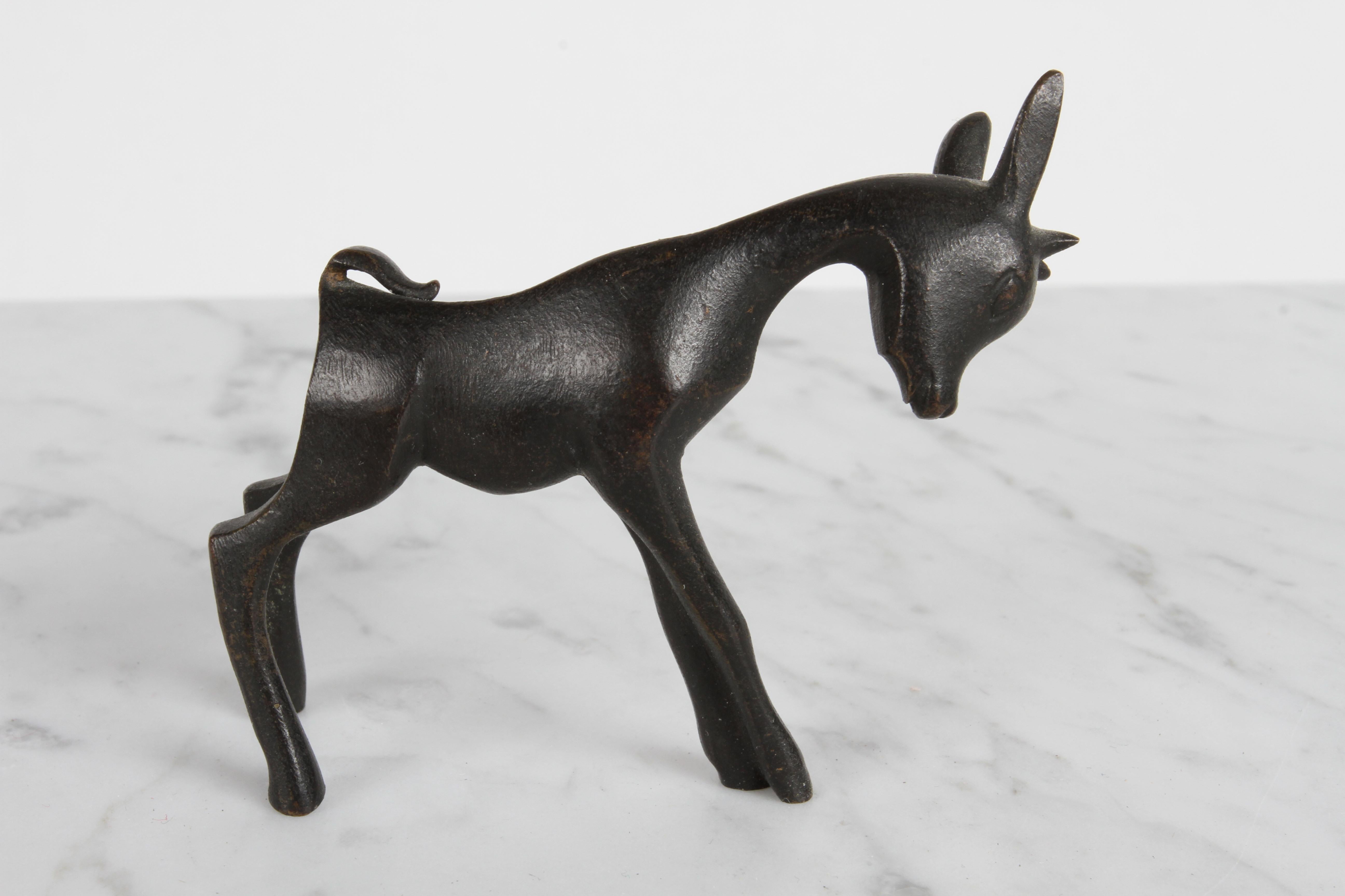 Karl Hagenauer para Werkstätte Hagenauer Wienstamp - sello WHW fabricado en Austria, escultura en miniatura de bronce de una cabra de la década de 1940, de su serie de animales / zoo. 


