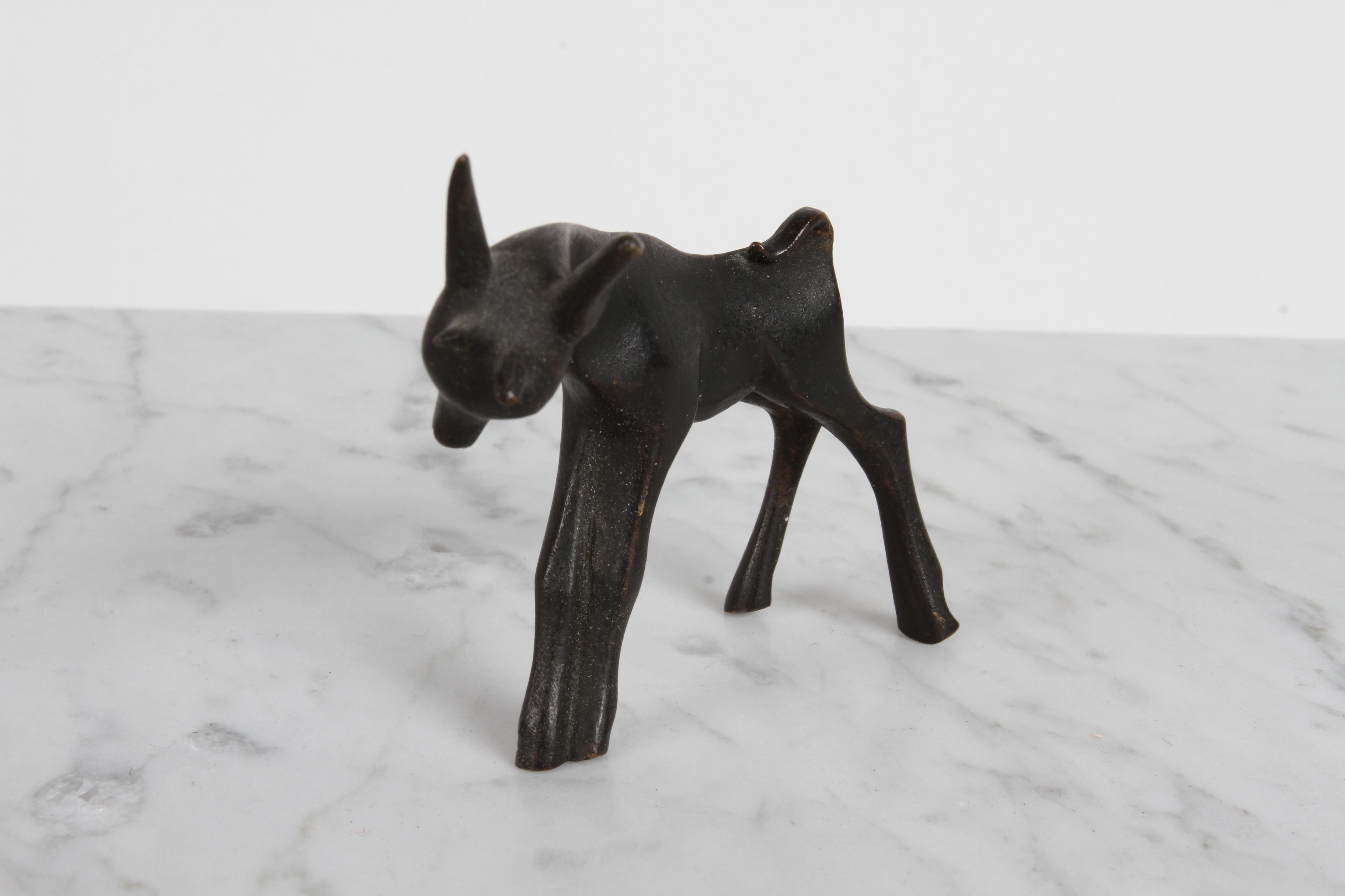 Metà XX secolo Karl Hagenauer (wHw) 1940 Wiener Werkstätte Figura in bronzo in miniatura di una capra in vendita