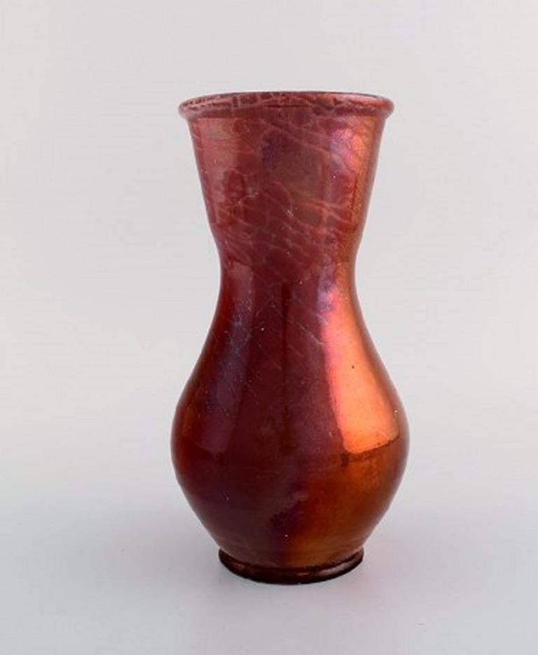 Karl Hansen Reistrup für Kähler. Antike Vase aus glasierter Keramik. Schöne Lüster-Glasur, 1890er Jahre.
Maße: 23.5 x 12,5 cm.
In ausgezeichnetem Zustand.
Unterschrieben: HAK.
