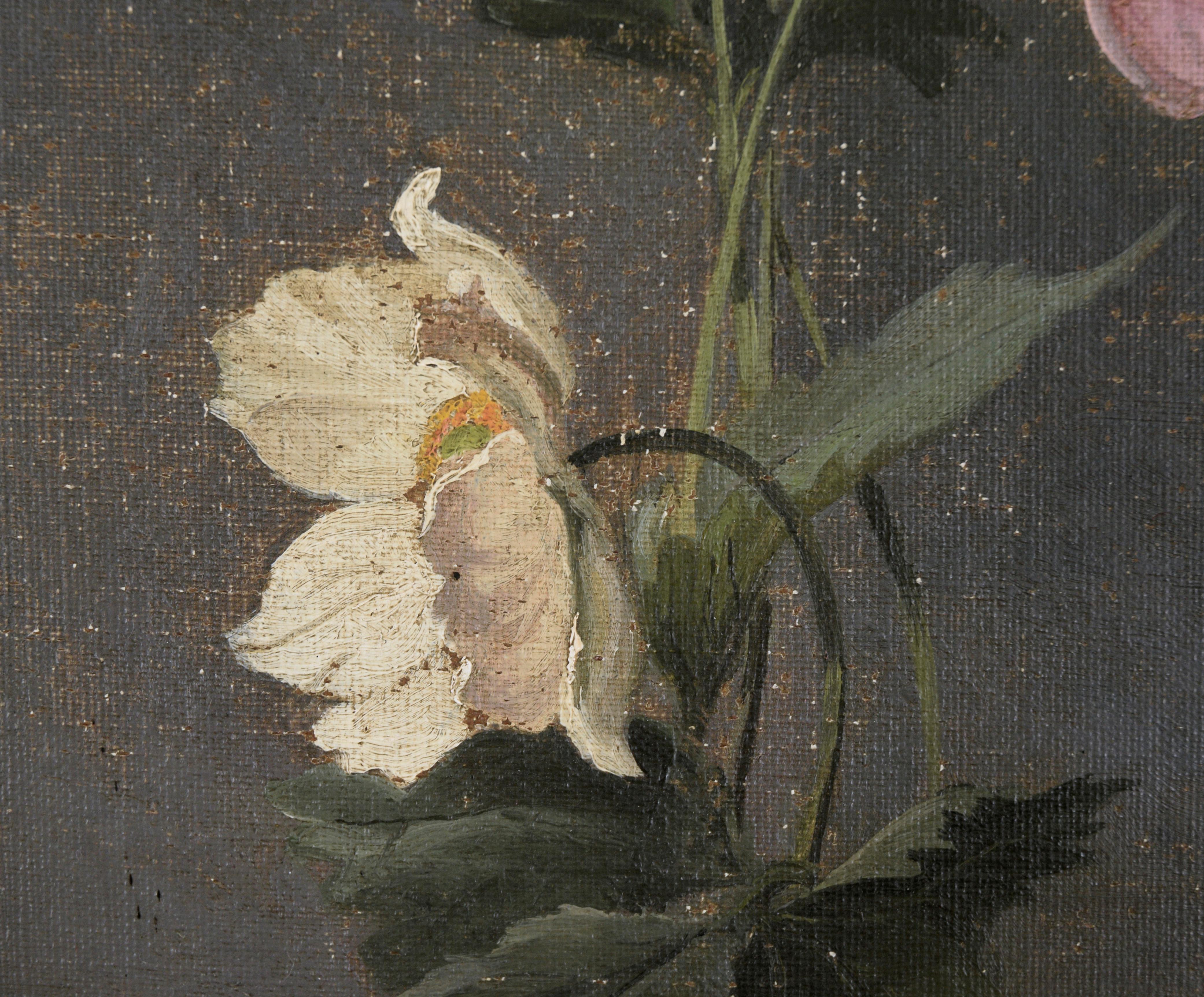 Zartes und detailliertes Blumenstillleben von Alfred Broge (Däne, 1870-1955).  Drei weiße Anemonen und ein rosafarbener Mohn, alle mit Stängeln und Blättern, stehen vor einem mittelgrauen Hintergrund. Sie sind sorgfältig gerendert, mit subtiler