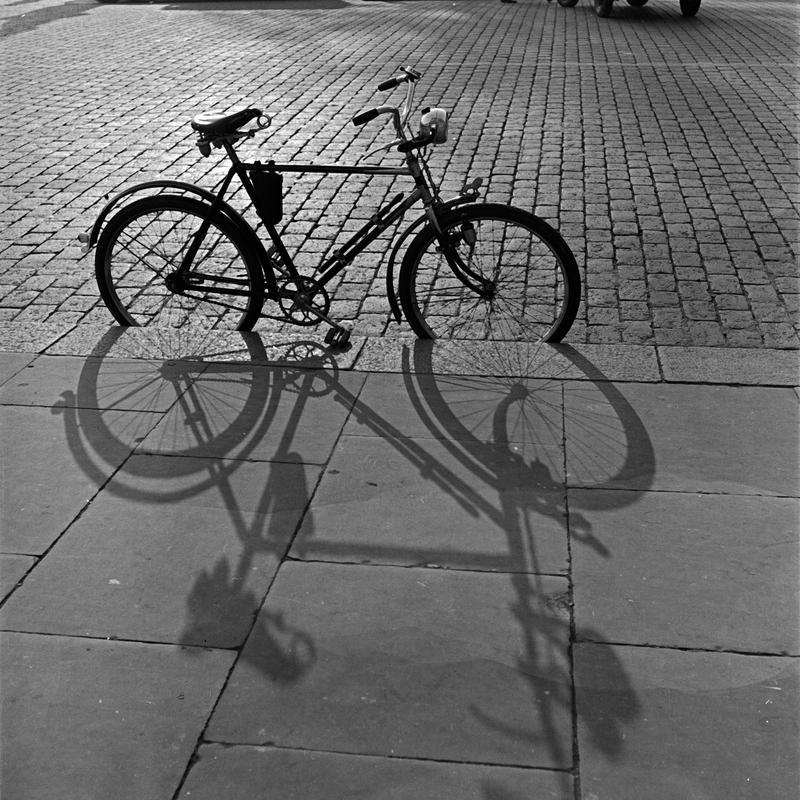 Landscape Photograph Karl Heinrich Lämmel - Une bicyclette avec son ombre en automne, 1930 Édition limitée ΣYMO, exemplaire 1 sur 50