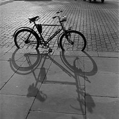 Ein Fahrrad mit seinem Schatten im Herbst, 1930 Limitierte ΣYMO-Ausgabe, Exemplar 1 von 50