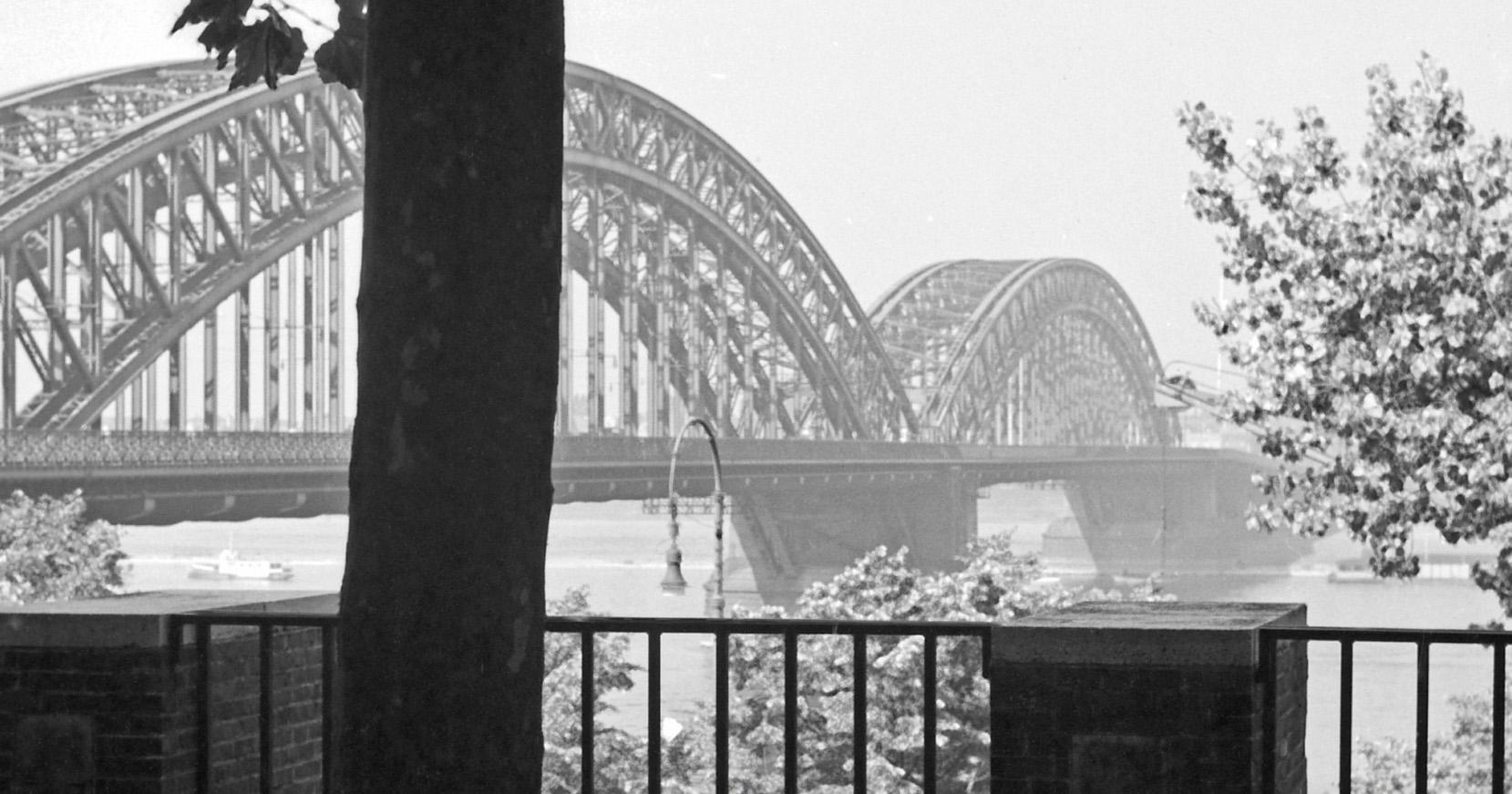Ponte ad arco sul fiume Reno a Duesseldorf, Germania 1937 Stampato successivamente - Photograph di Karl Heinrich Lämmel