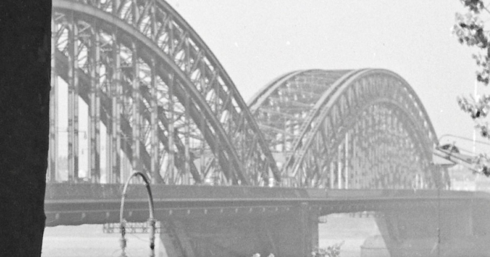 Ponte ad arco sul fiume Reno a Duesseldorf, Germania 1937 Stampato successivamente - Photograph Moderno di Karl Heinrich Lämmel