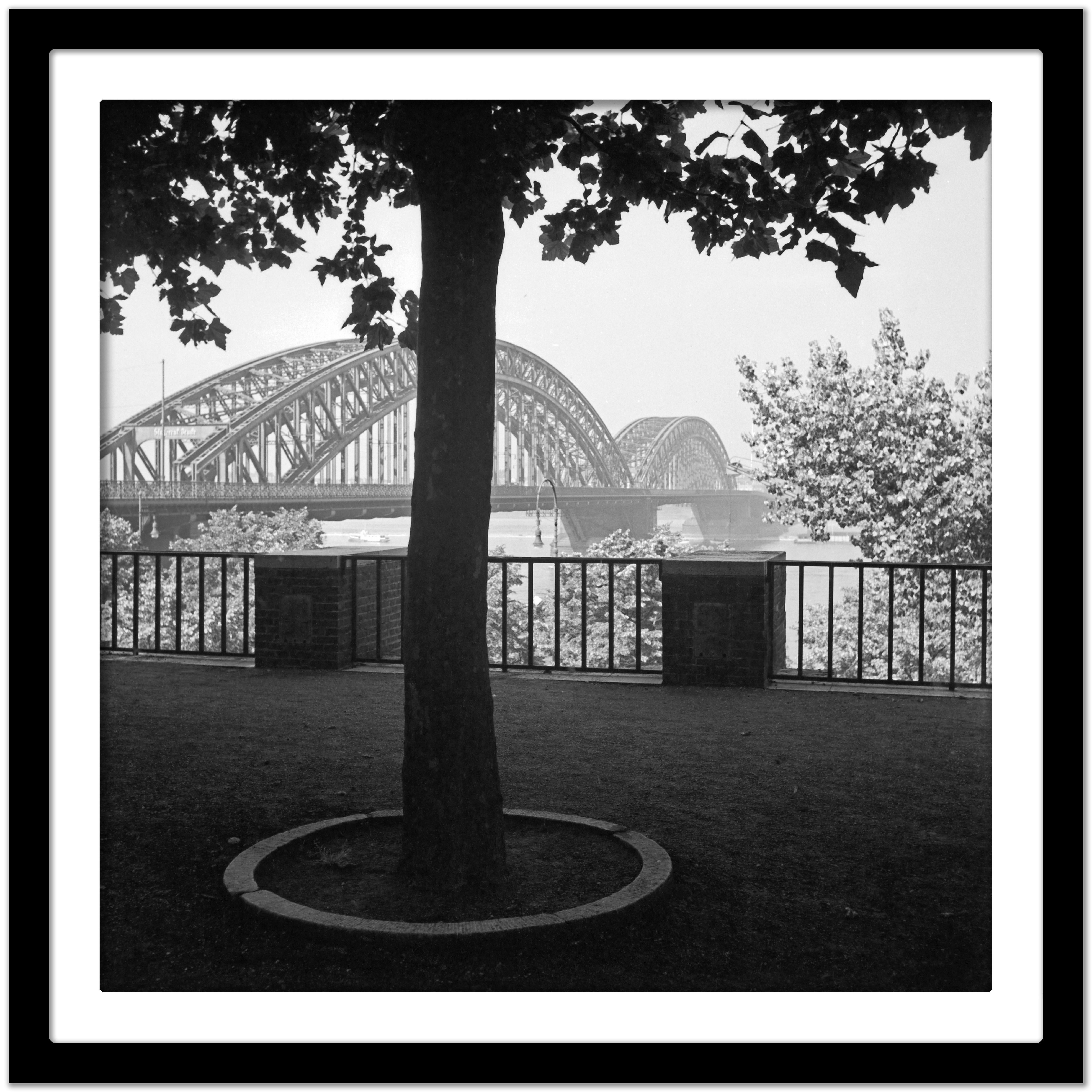 Ponte ad arco sul fiume Reno a Duesseldorf, Germania 1937 Stampato successivamente - Black and White Photograph Nero di Karl Heinrich Lämmel