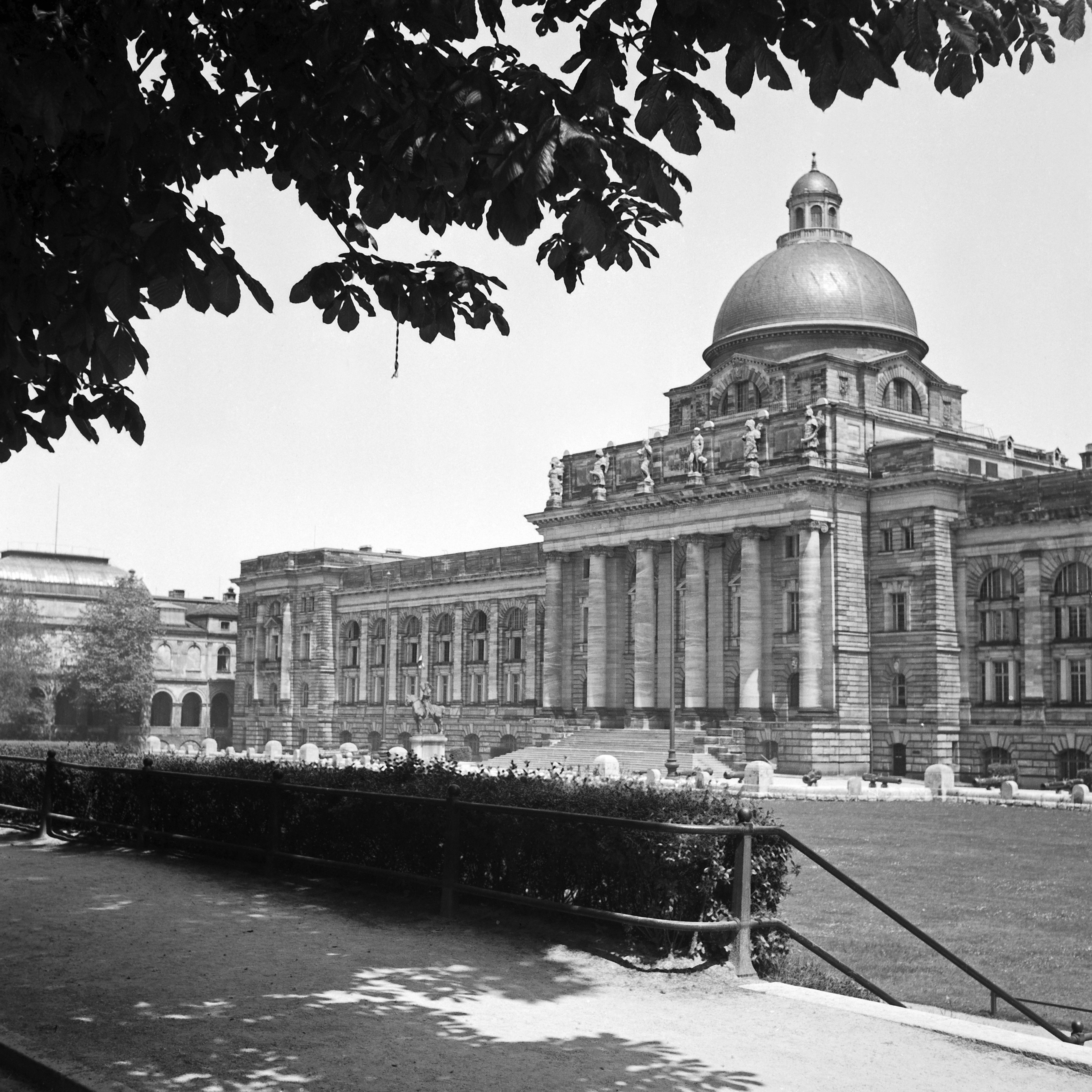 Black and White Photograph di Karl Heinrich Lämmel - Museo dell'esercito nella piazza Hofgarten, Monaco di Baviera, Germania 1937, Stampa successiva