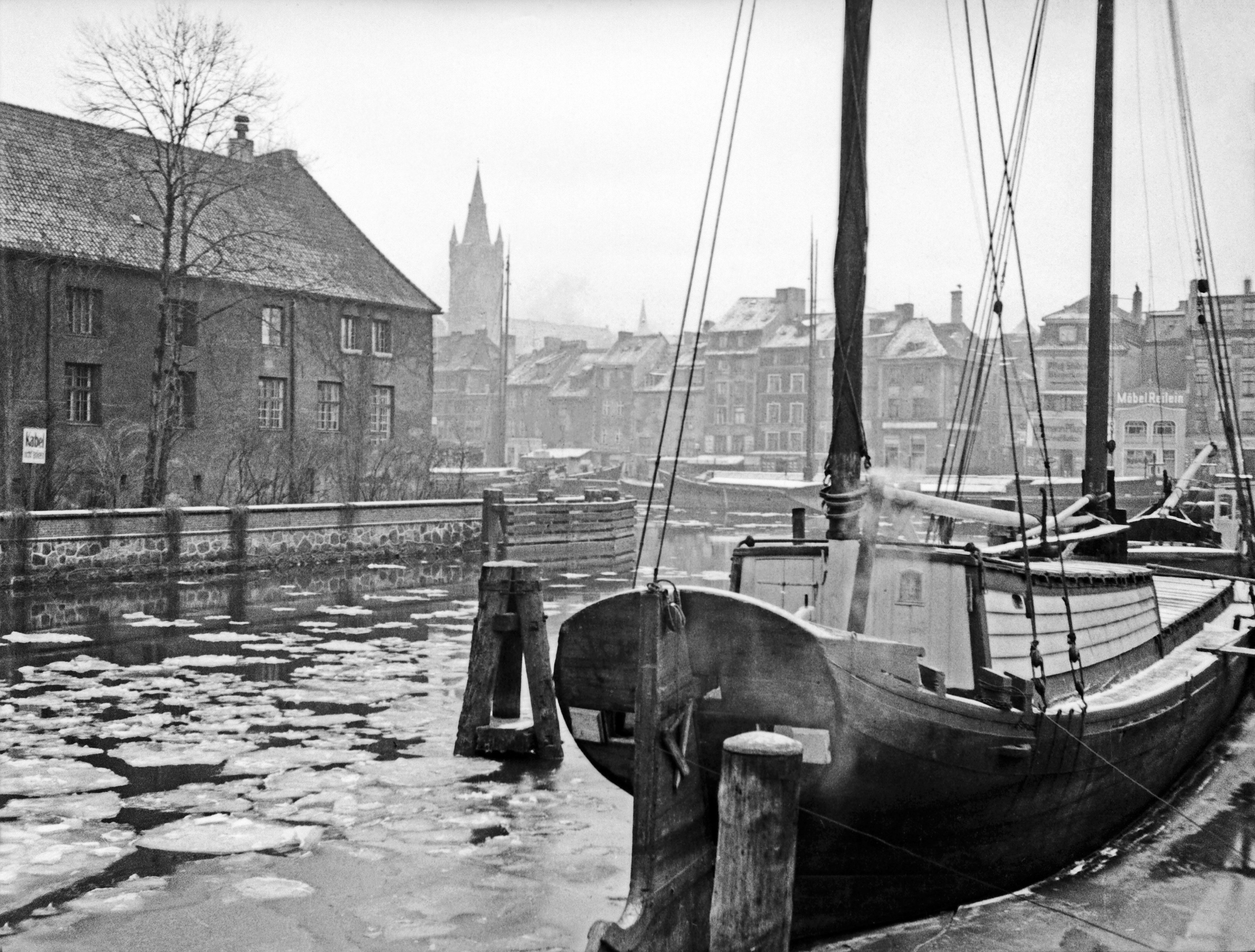 Black and White Photograph di Karl Heinrich Lämmel - Presso l'antica università di Koenigsberg, Prussia orientale, Germania 1934 Stampato più tardi