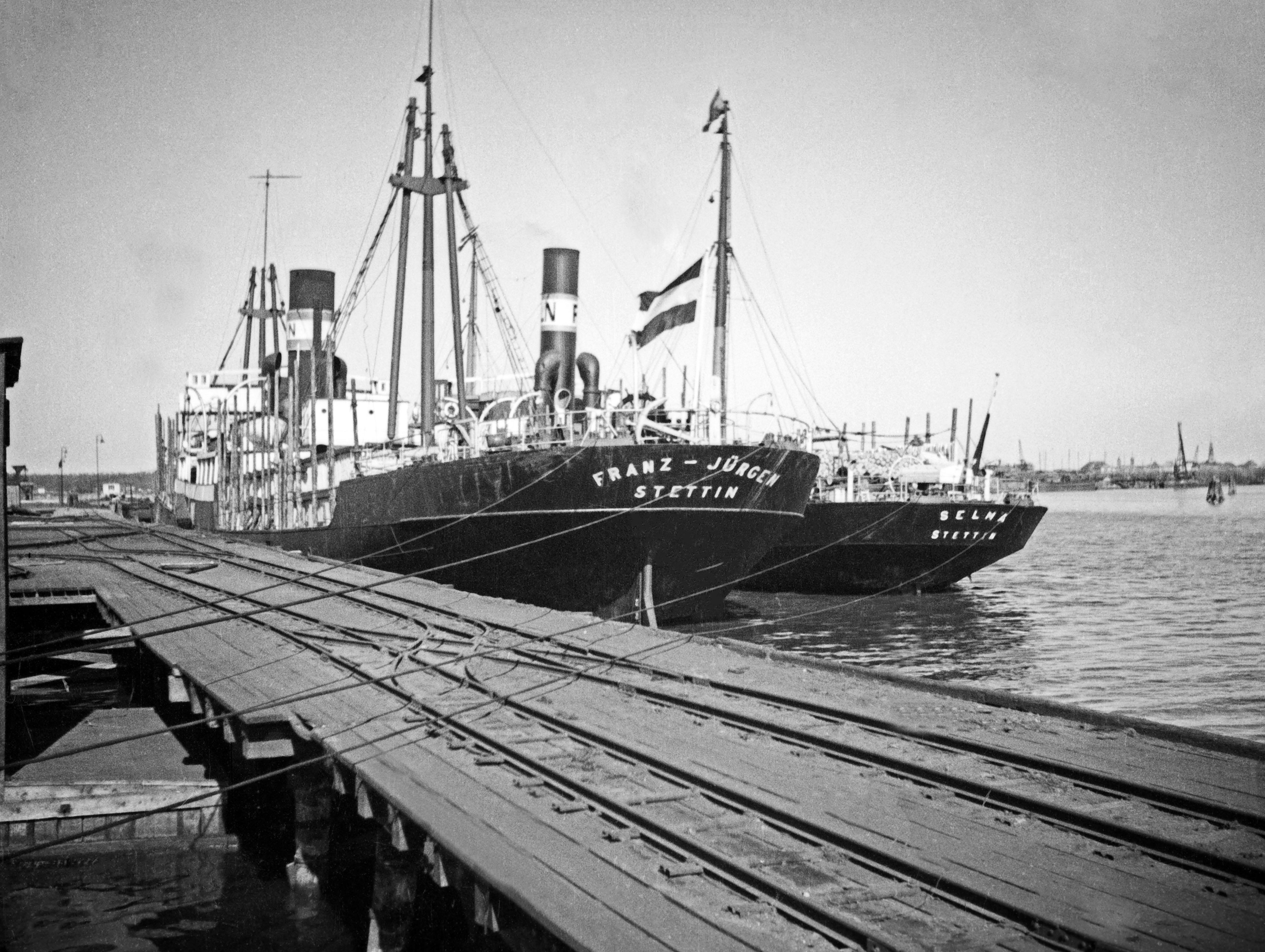 Black and White Photograph Karl Heinrich Lämmel - Au port extérieur de Koenigsberg, en Prusse orientale, Allemagne 1934 Imprimé ultérieurement 
