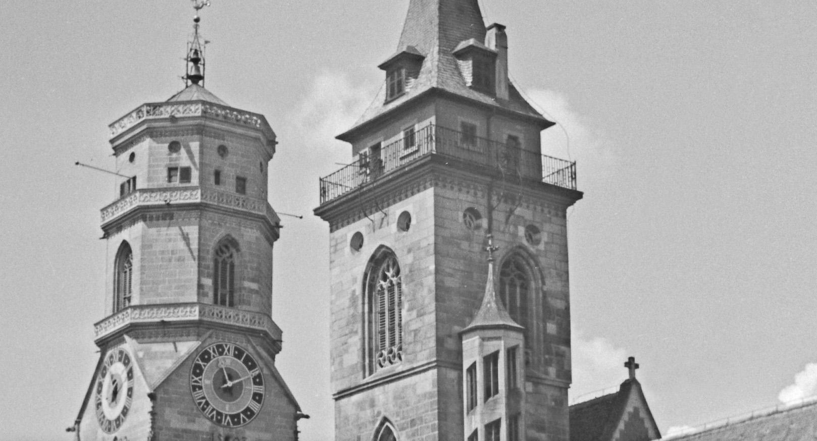 Campanile della chiesa collegiata di Stoccarda, Germania 1935, Stampa successiva - Black and White Photograph Grigio di Karl Heinrich Lämmel