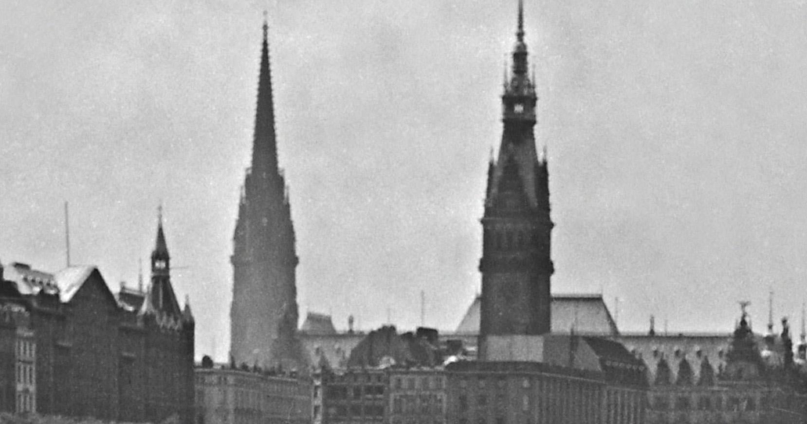Boats am Heck auf Alster mit Blick auf das Stadthaus von Hamburg, Deutschland 1938, Später gedruckt  (Moderne), Photograph, von Karl Heinrich Lämmel