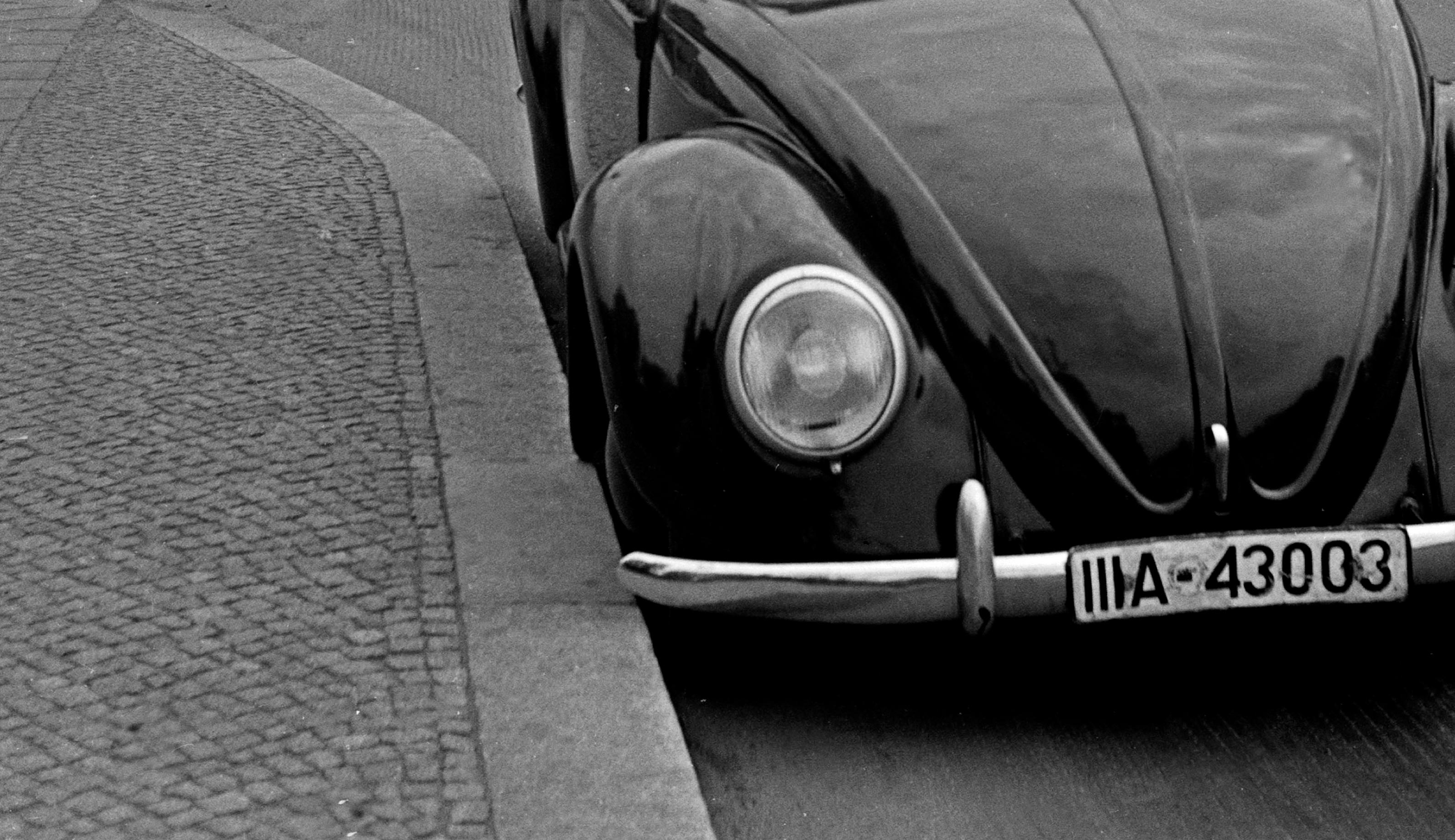Gate de Brandenburg avec le scarabée de Volkswagen, Allemagne 1939 Imprimé ultérieurement  - Photograph de Karl Heinrich Lämmel
